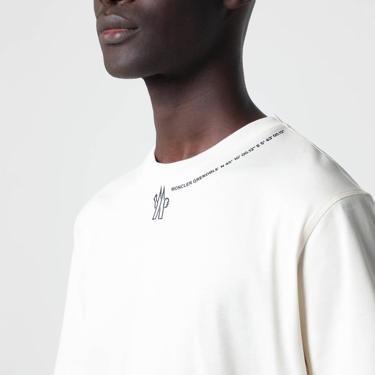 T-shirt avorio in cotone con logo e coordinate