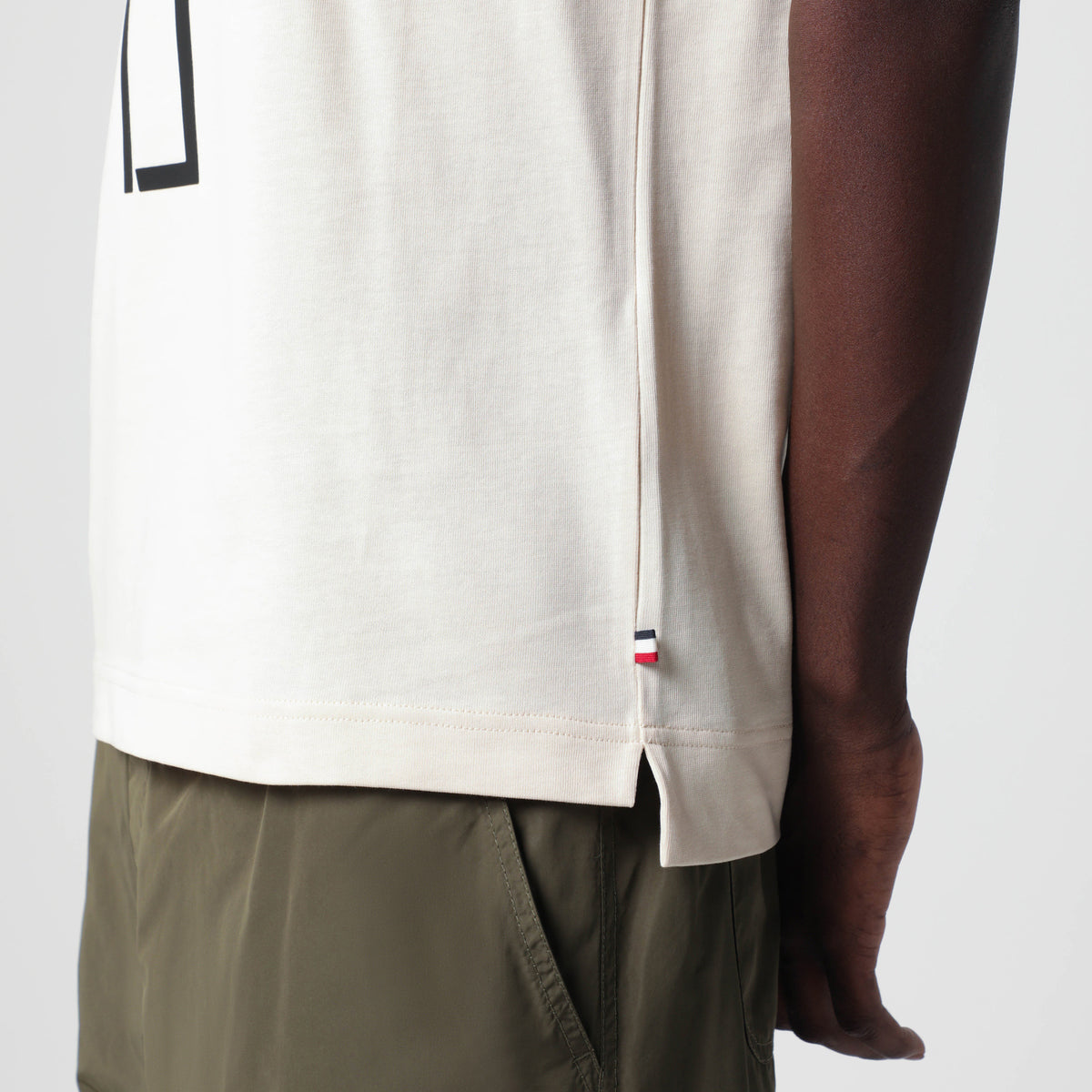 Elfenbeinfarbenes T-Shirt aus Baumwolle mit Logo