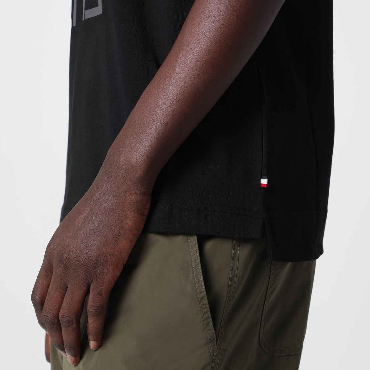 T-shirt nera in cotone con logo