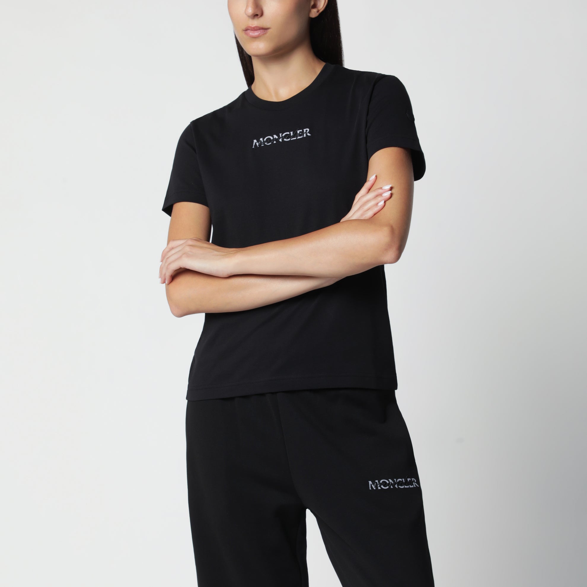 T-shirt nera in cotone con logo