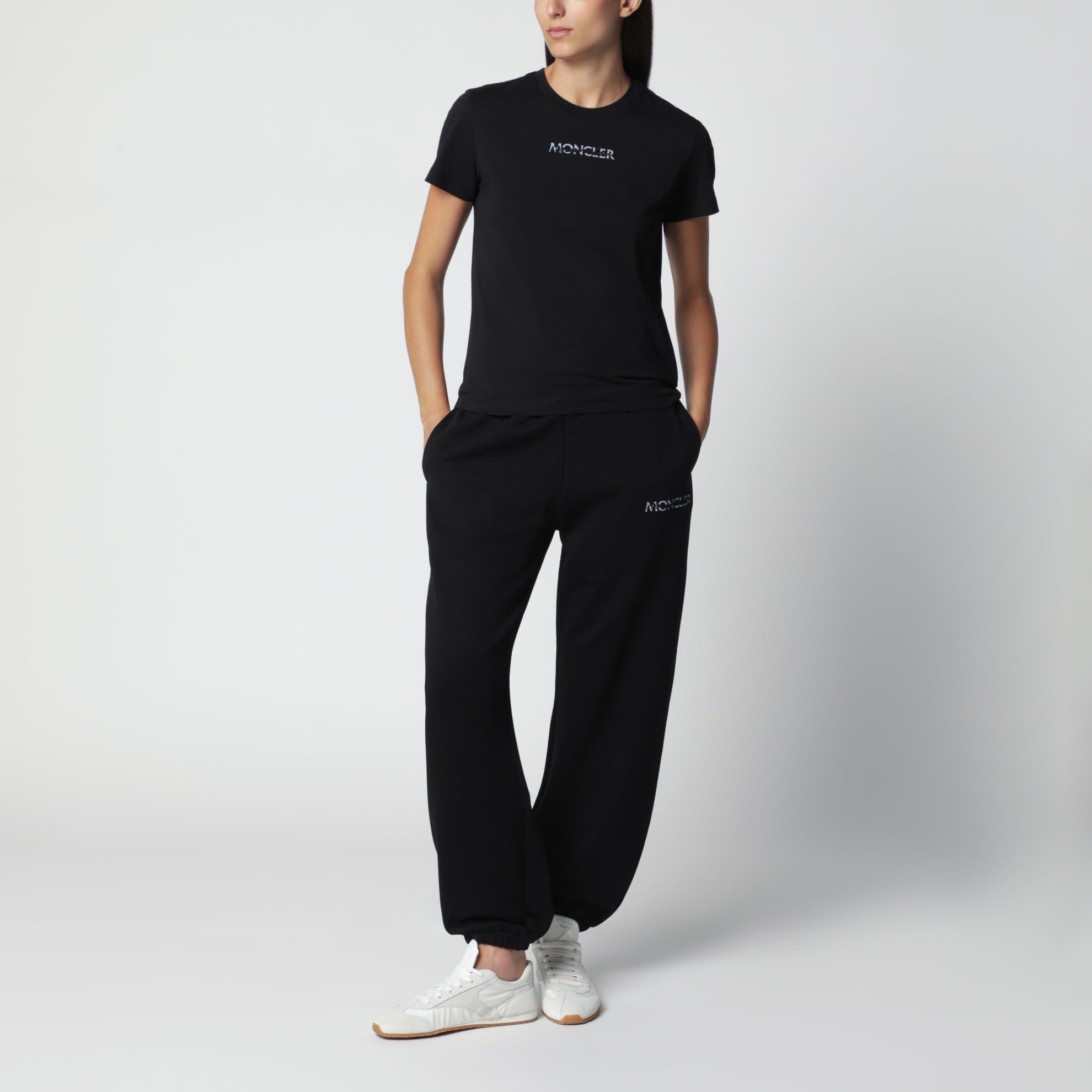 T-shirt nera in cotone con logo