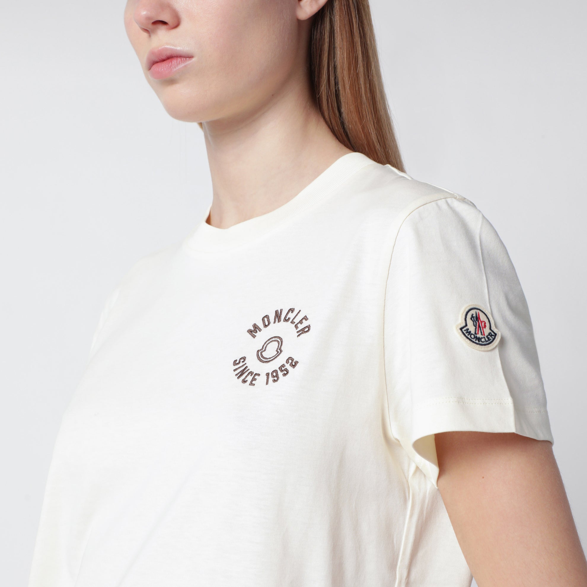 T-shirt bianca in cotone con ricamo logo