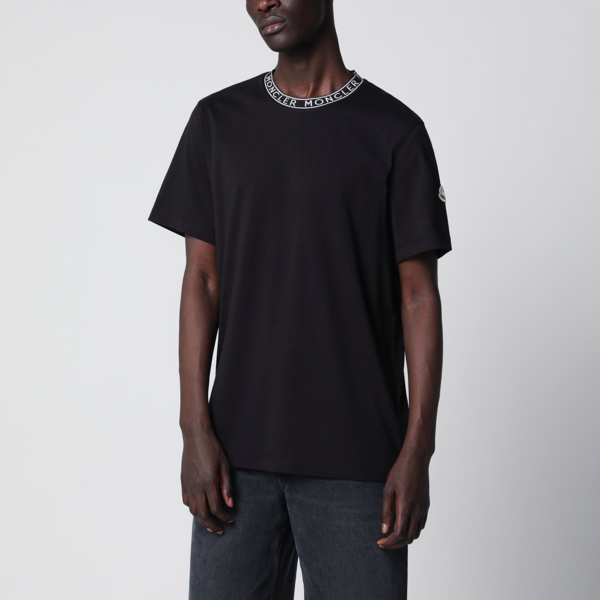 T-shirt nera con girocollo con logo