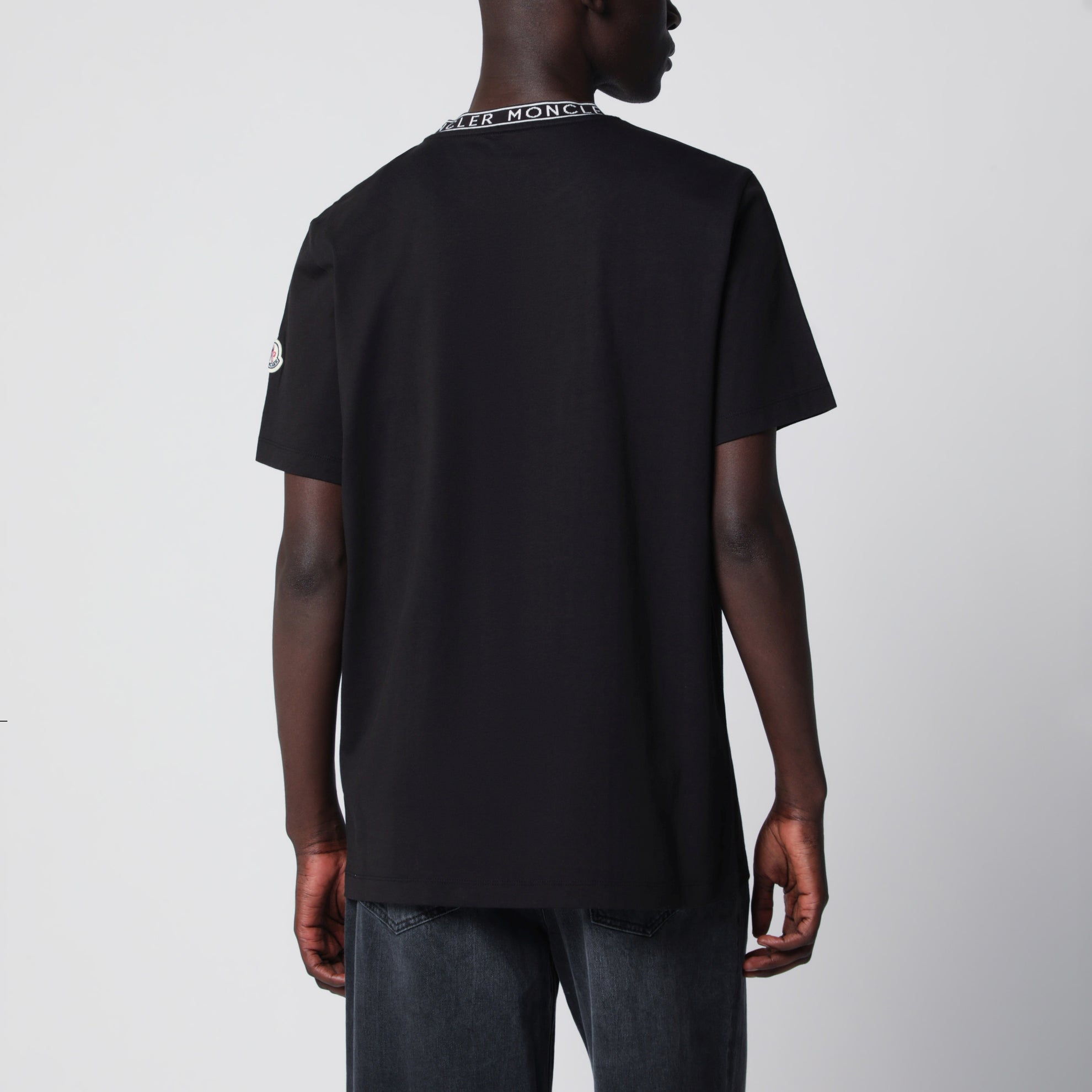 T-shirt nera con girocollo con logo