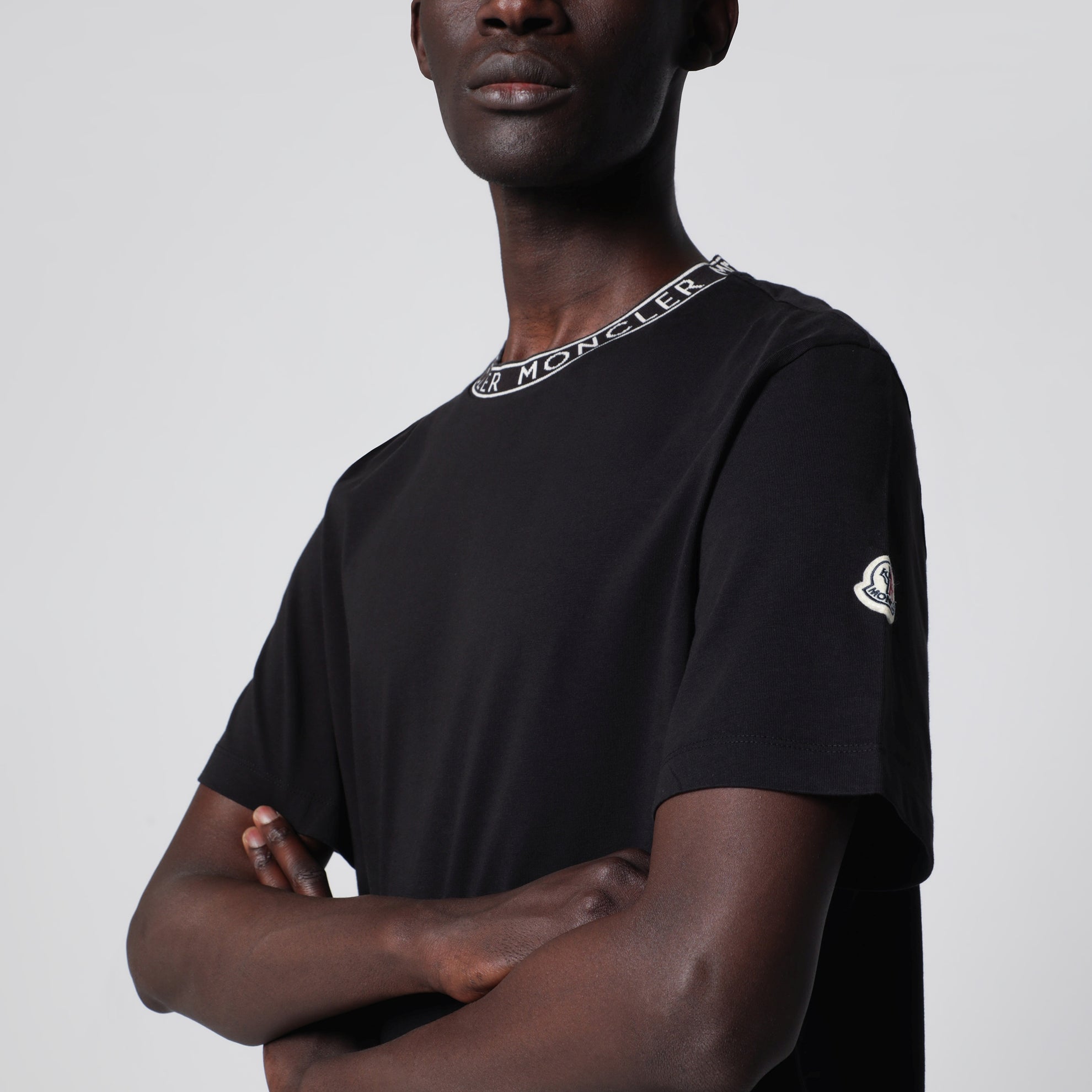 T-shirt nera con girocollo con logo