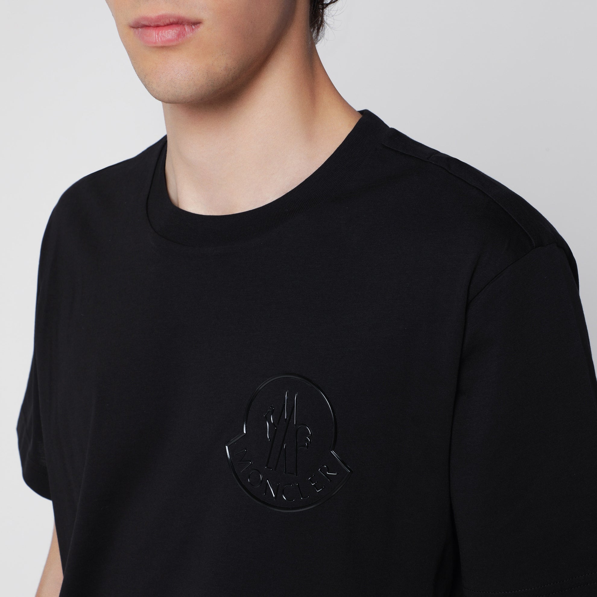 T-shirt nera in cotone con logo
