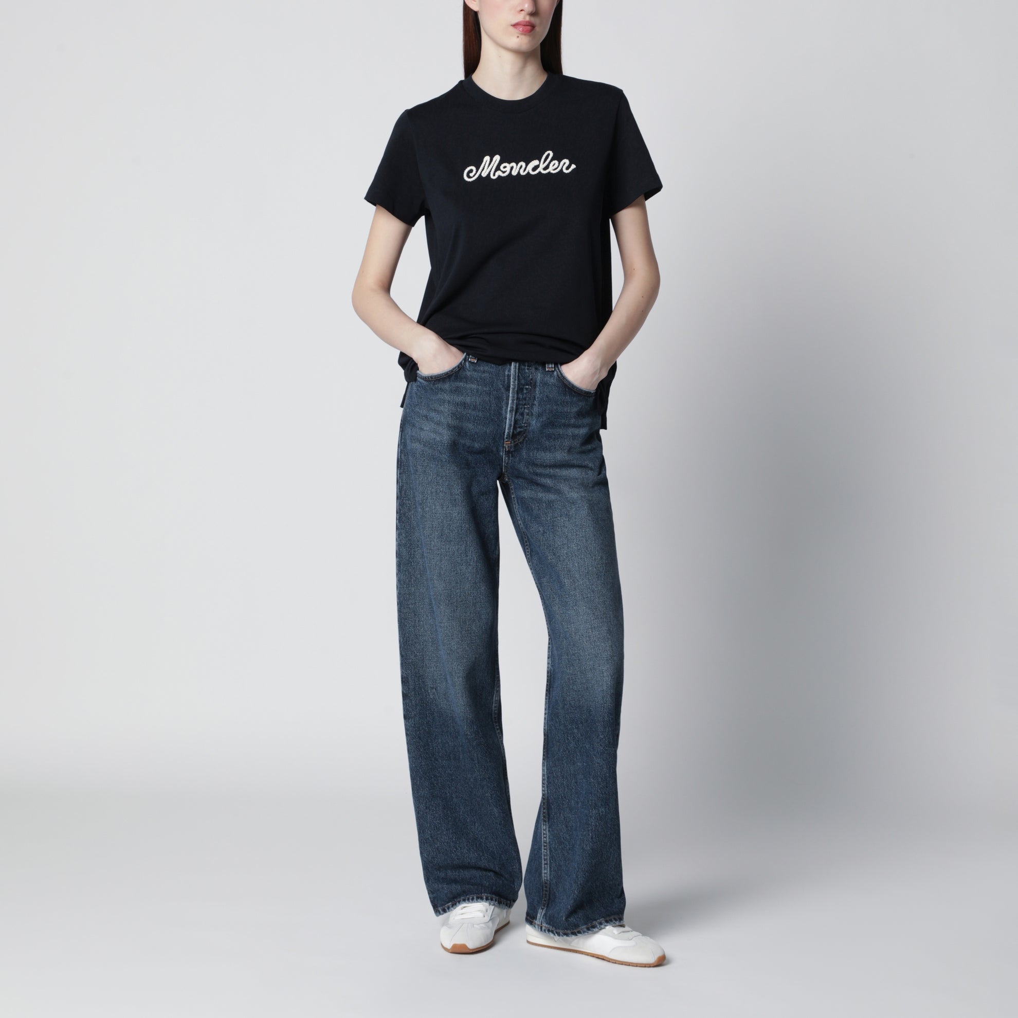 Marineblaues T-Shirt mit Logo-Stickerei