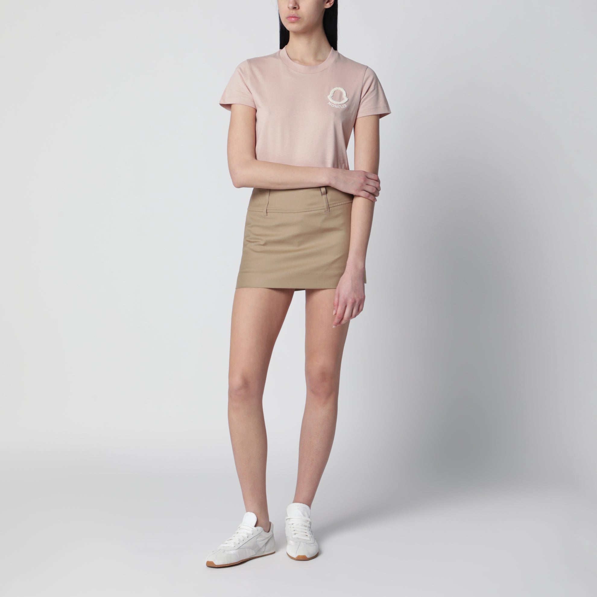 T-shirt rosa con ricamo logo
