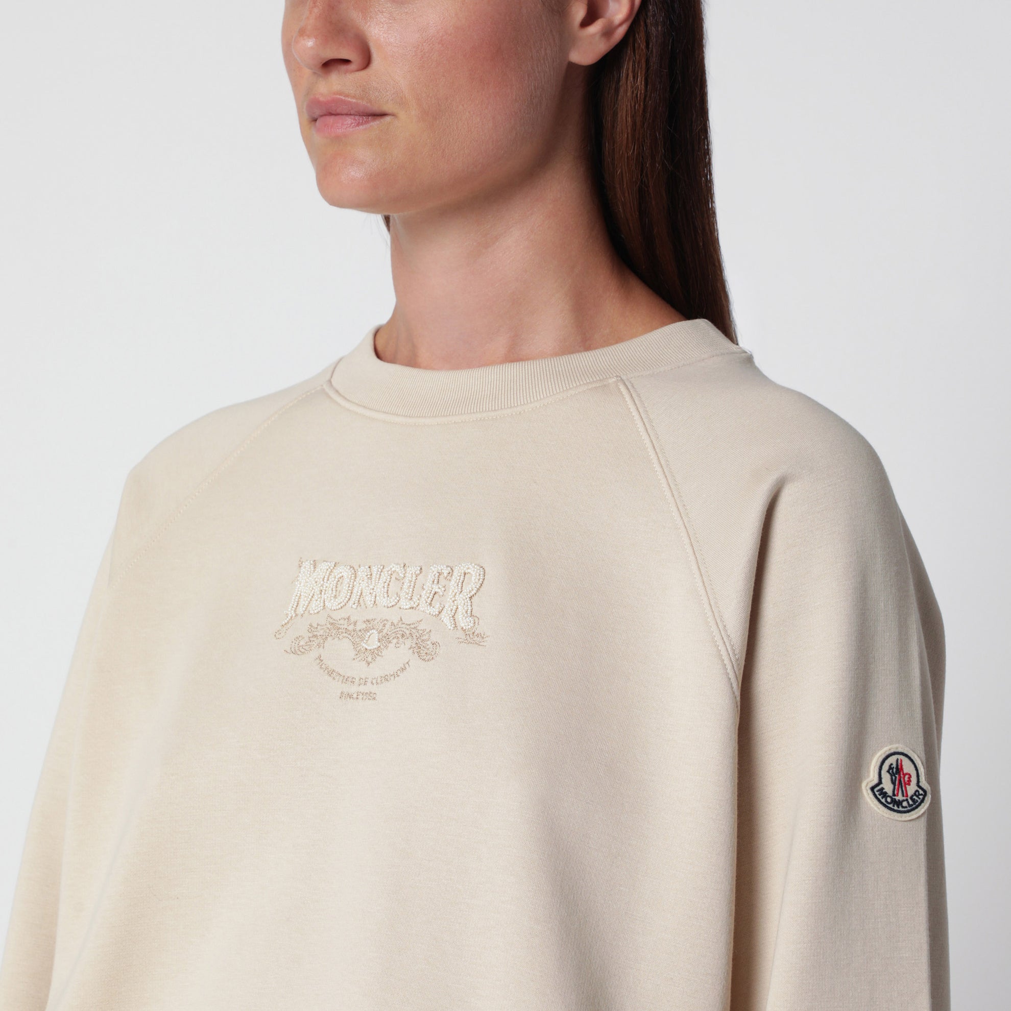 Felpa beige chiara con ricamo logo