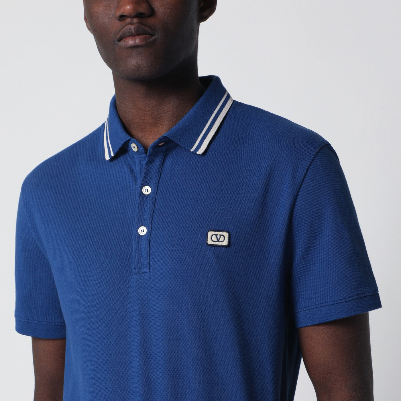 Polo bleu avec patch Vlogo