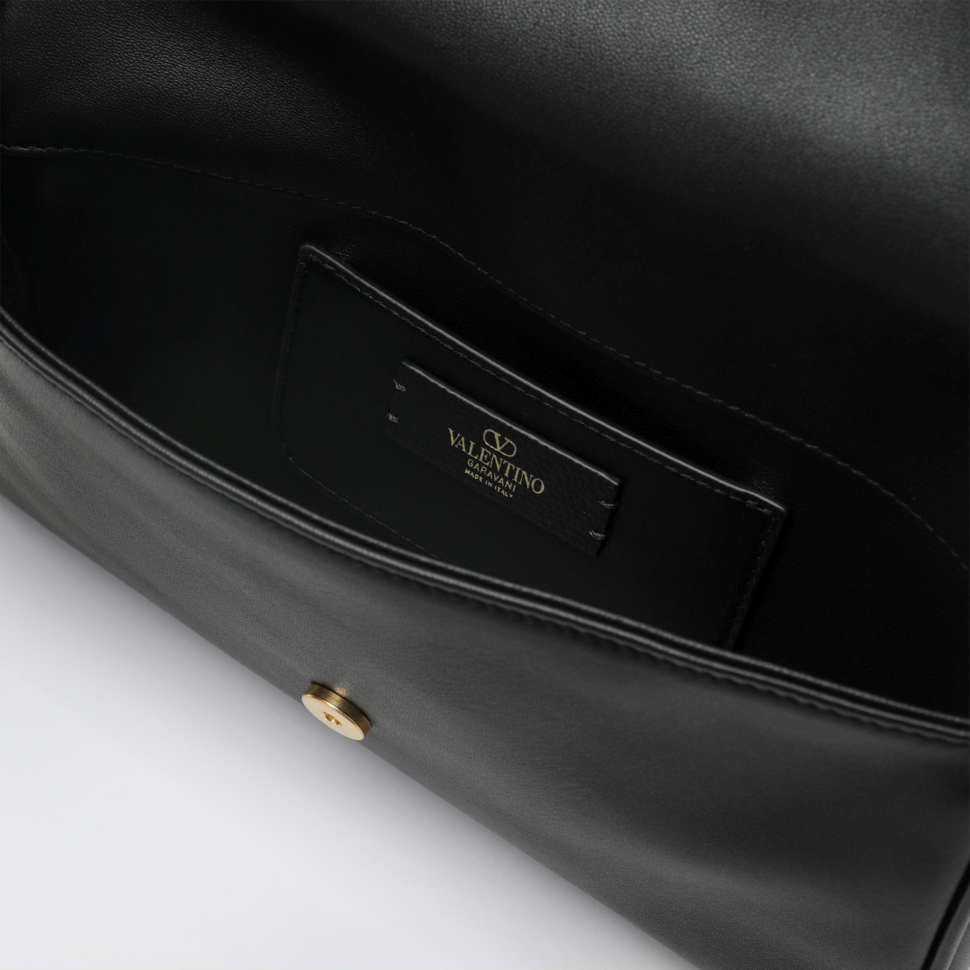 Clutch Devain con tracolla e VLogo in pelle nera