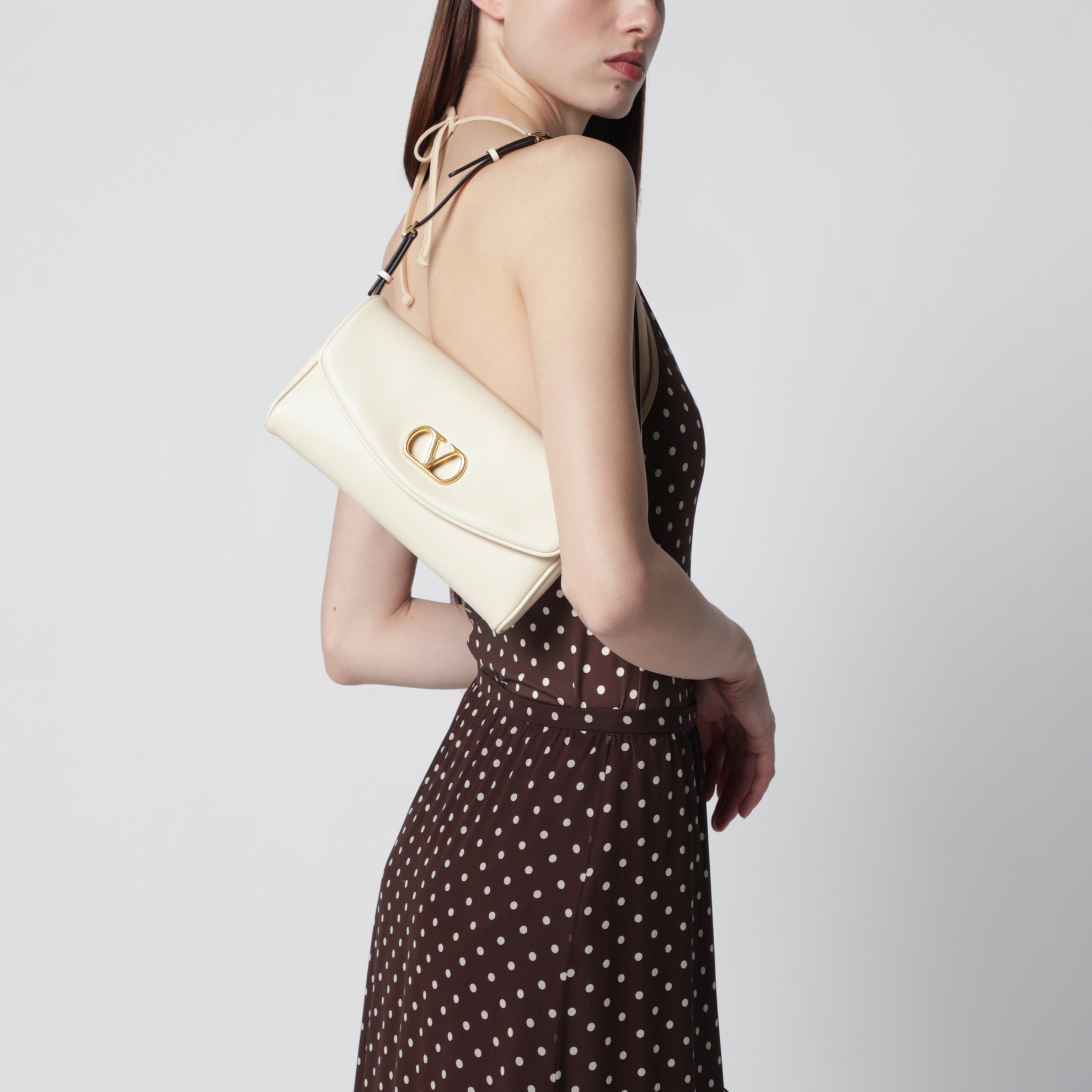 Pochette Devain en cuir coloris beurre avec VLogo