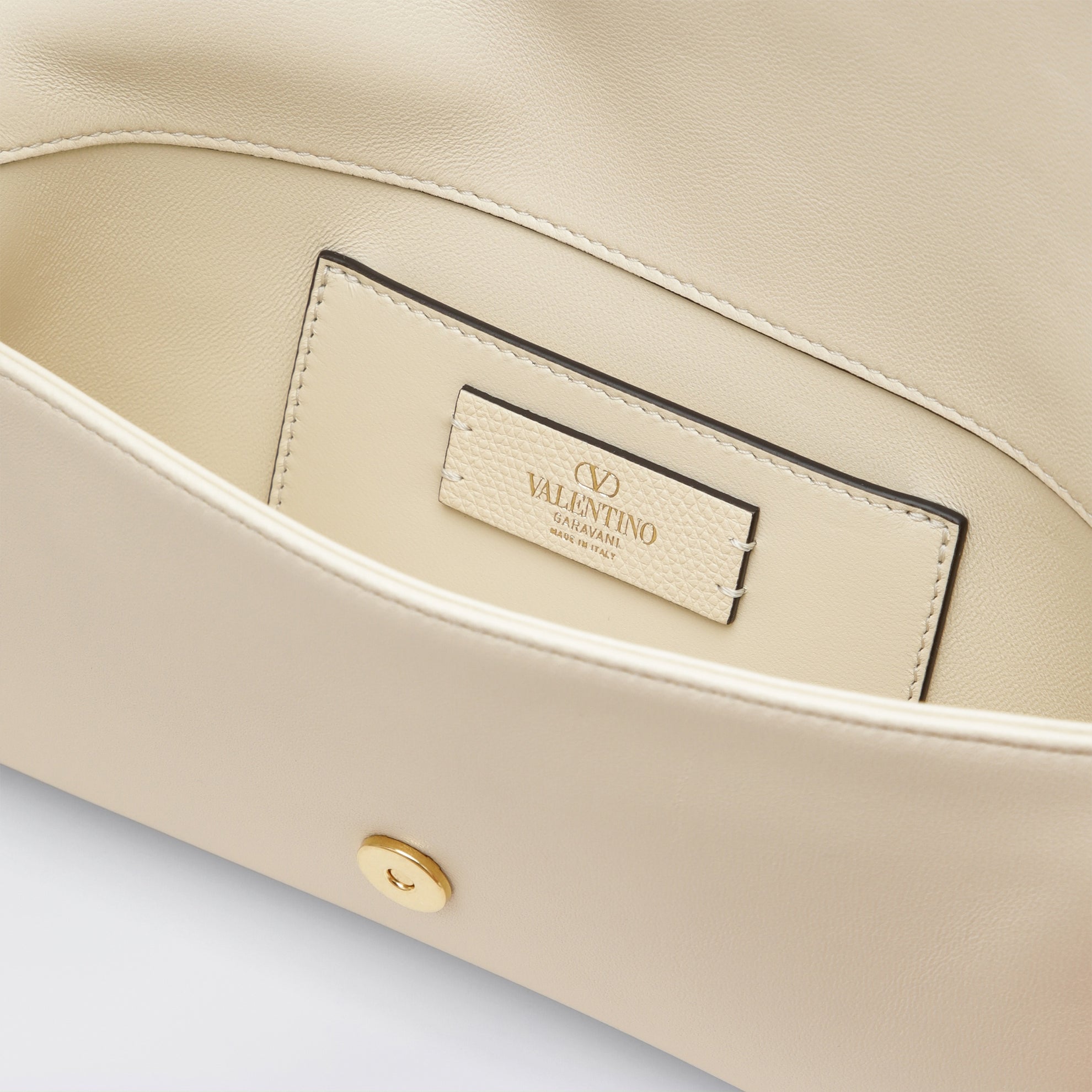 Pochette Devain en cuir coloris beurre avec VLogo