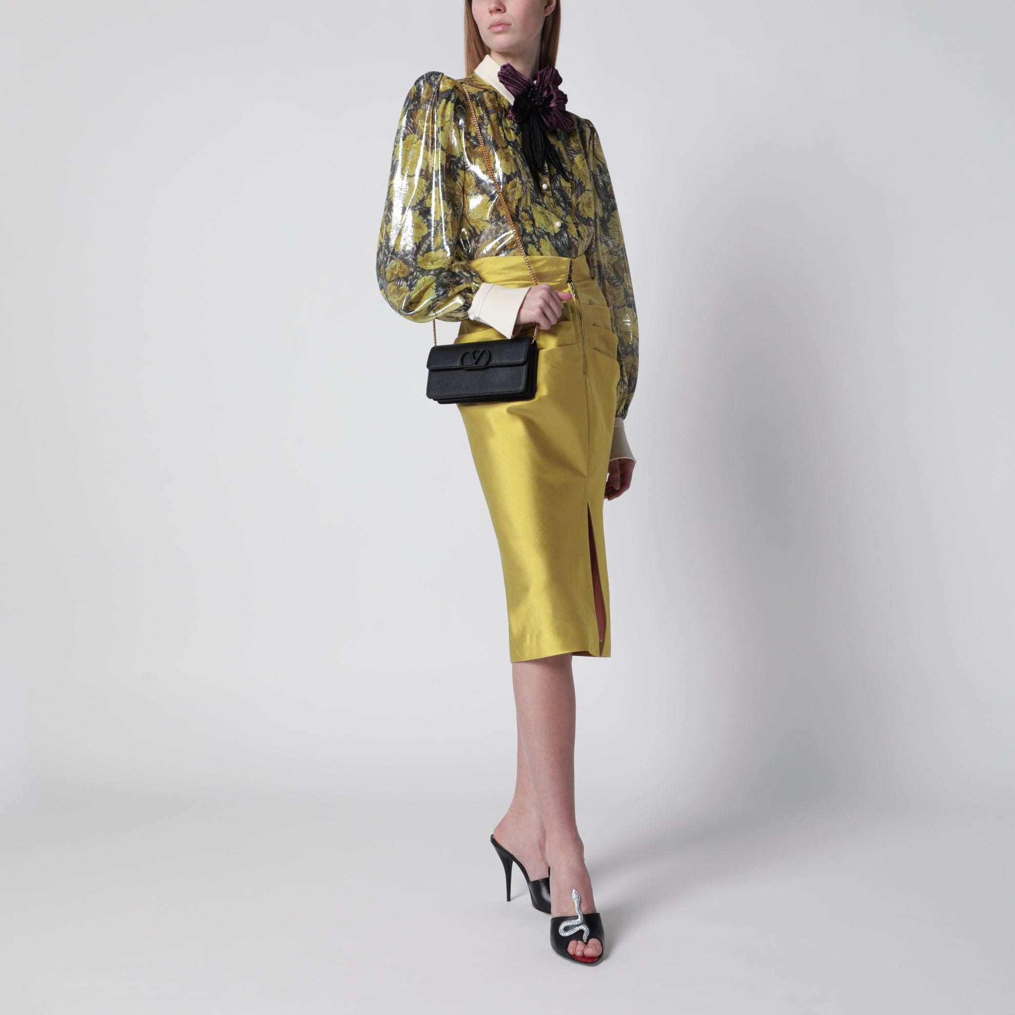 VLogo Signature chain wallet in black leather