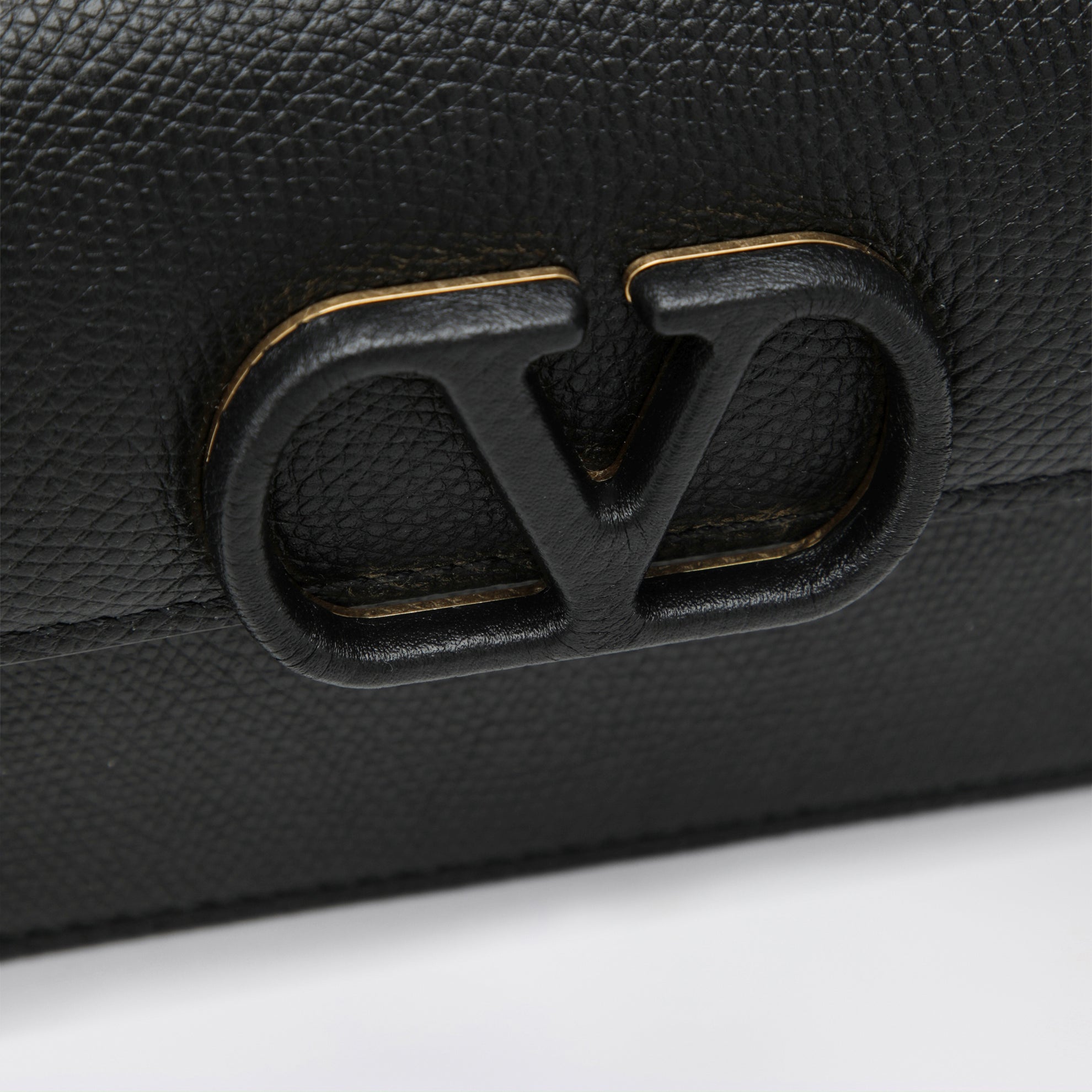 VLogo Signature chain wallet in black leather