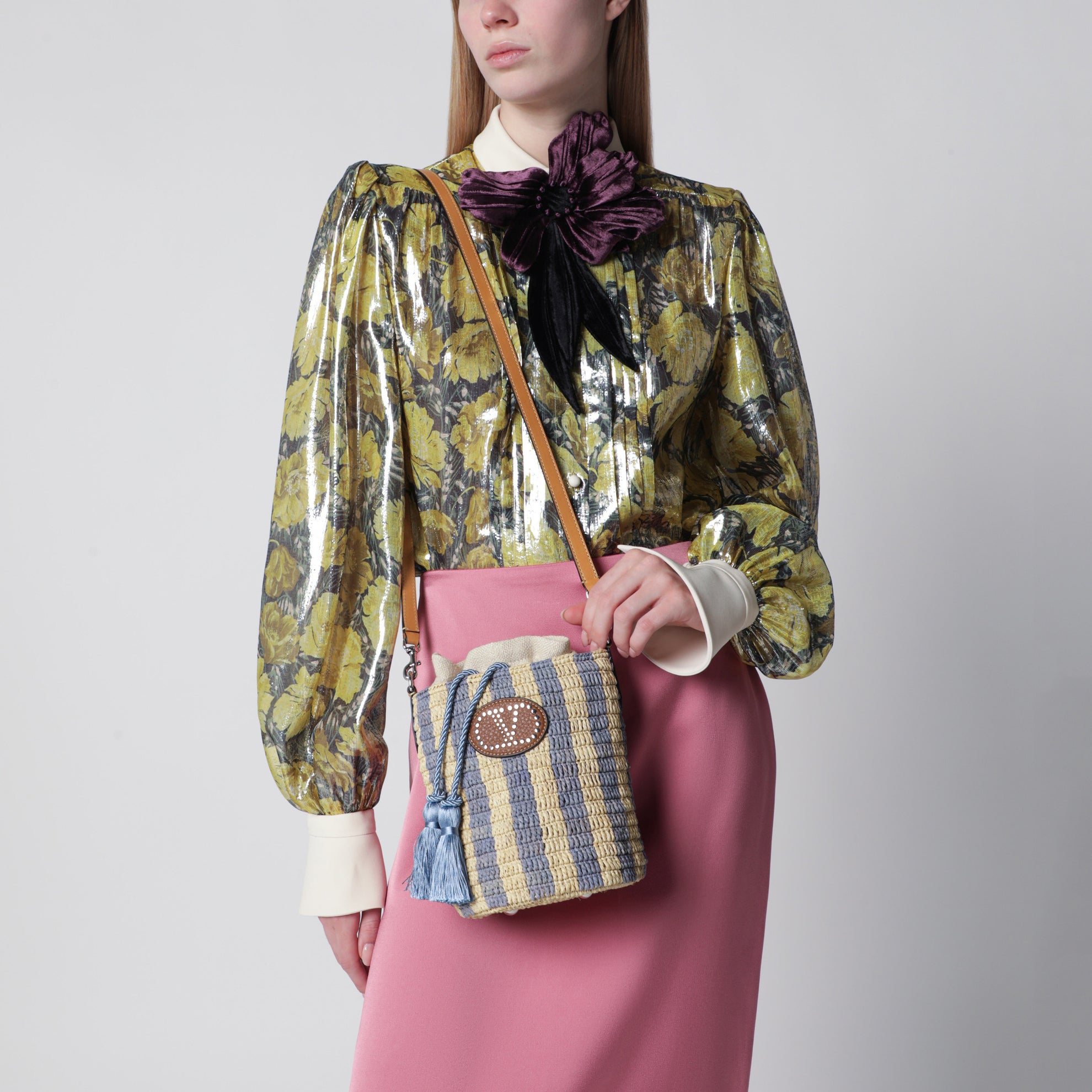 Petit sac seau en raphia à rayures beige et bleu clair