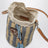 Petit sac seau en raphia à rayures beige et bleu clair