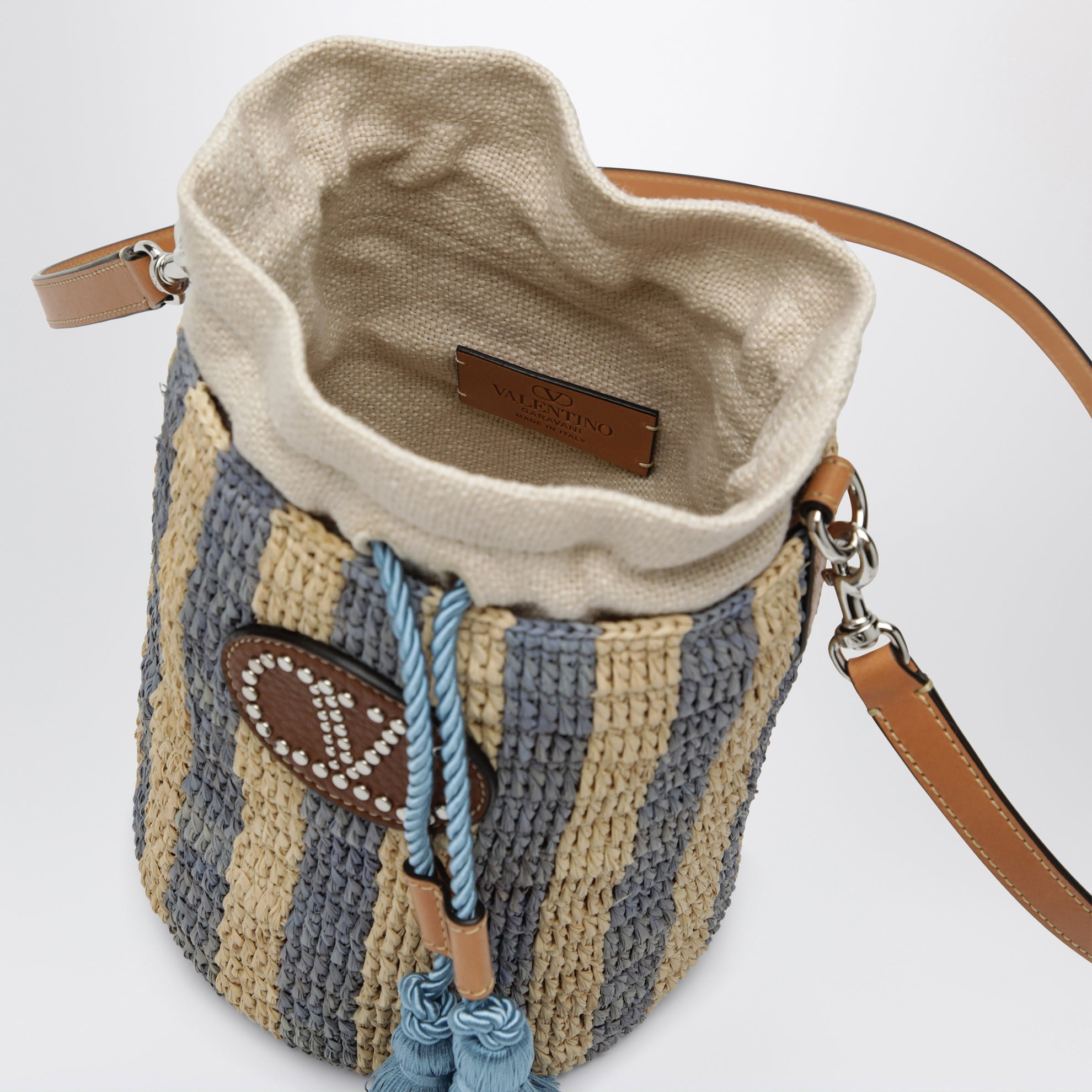 Petit sac seau en raphia à rayures beige et bleu clair