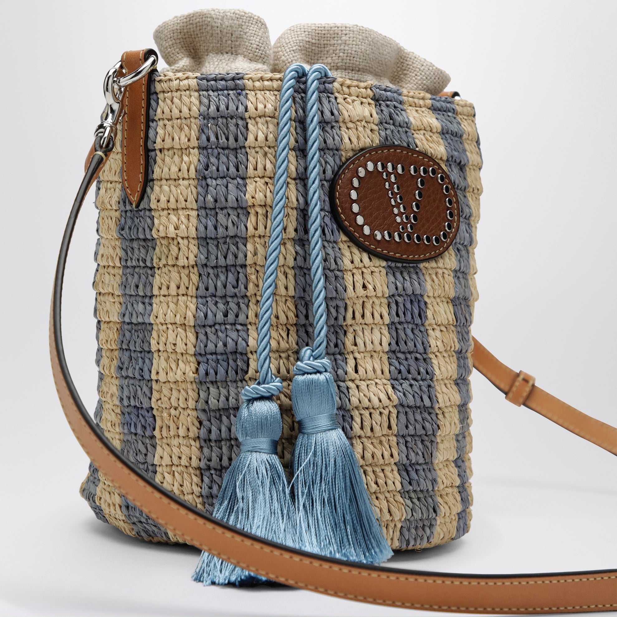Petit sac seau en raphia à rayures beige et bleu clair