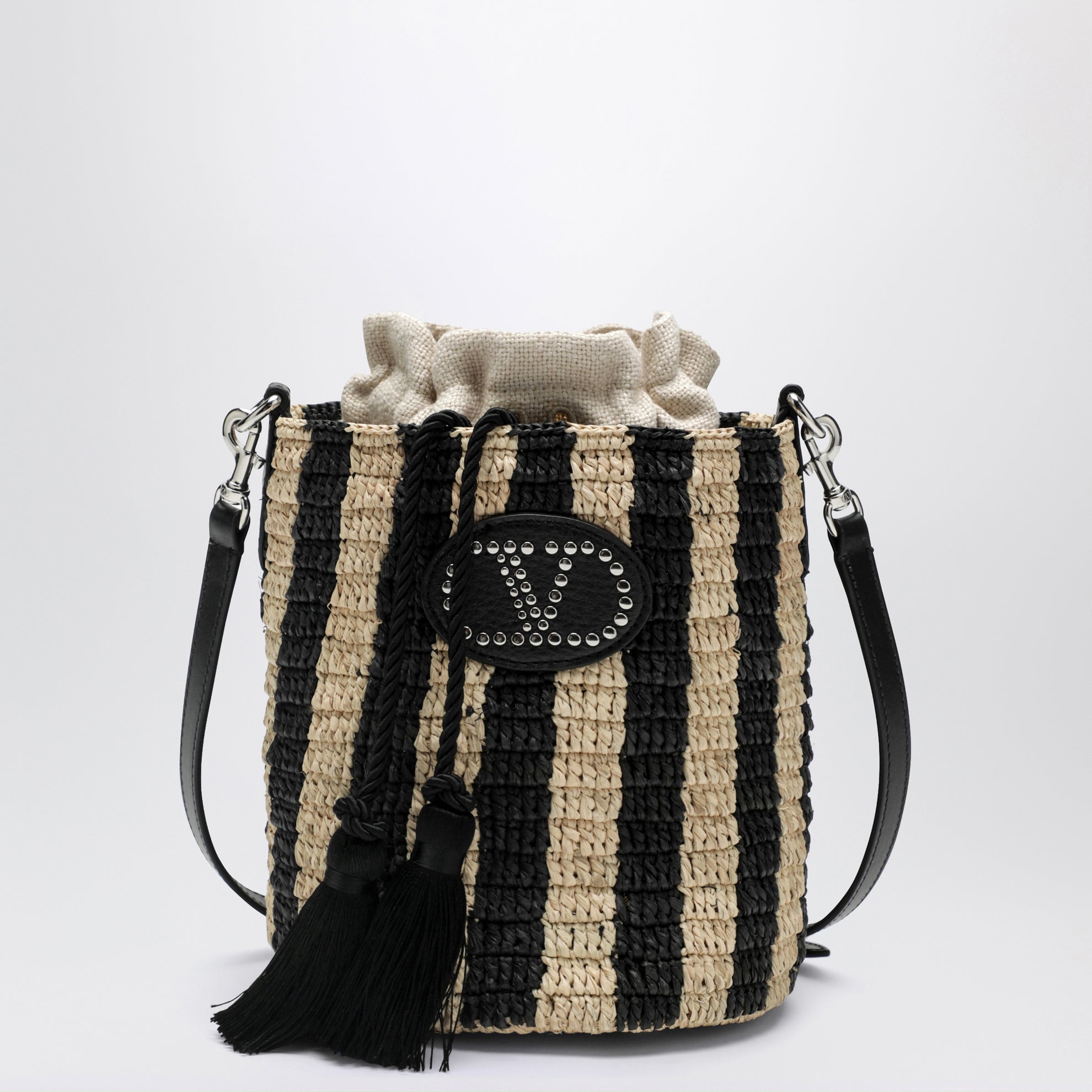 Kleine Bucket-Bag aus Raffia mit beige- und schwarzen Streifen