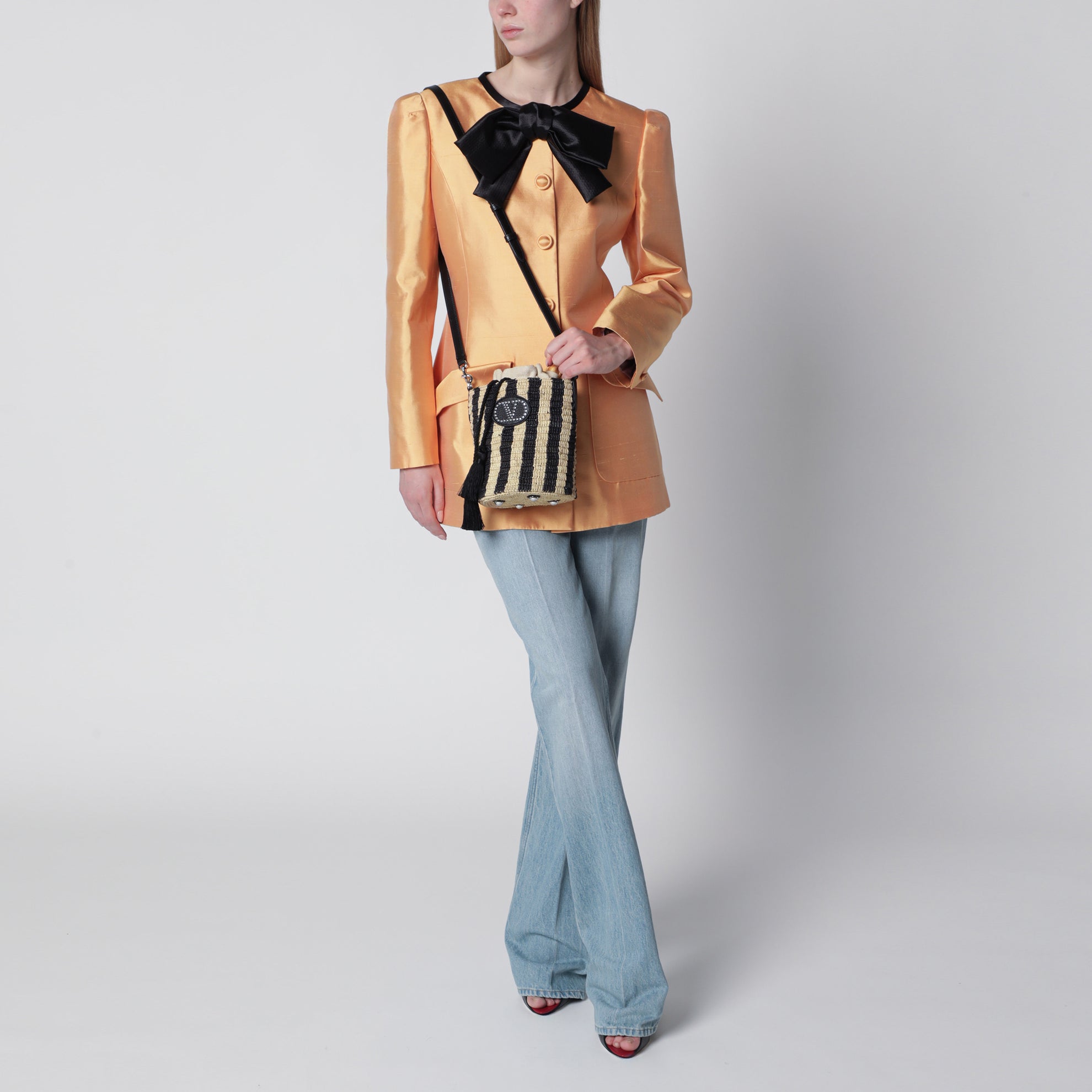 Kleine Bucket-Bag aus Raffia mit beige- und schwarzen Streifen