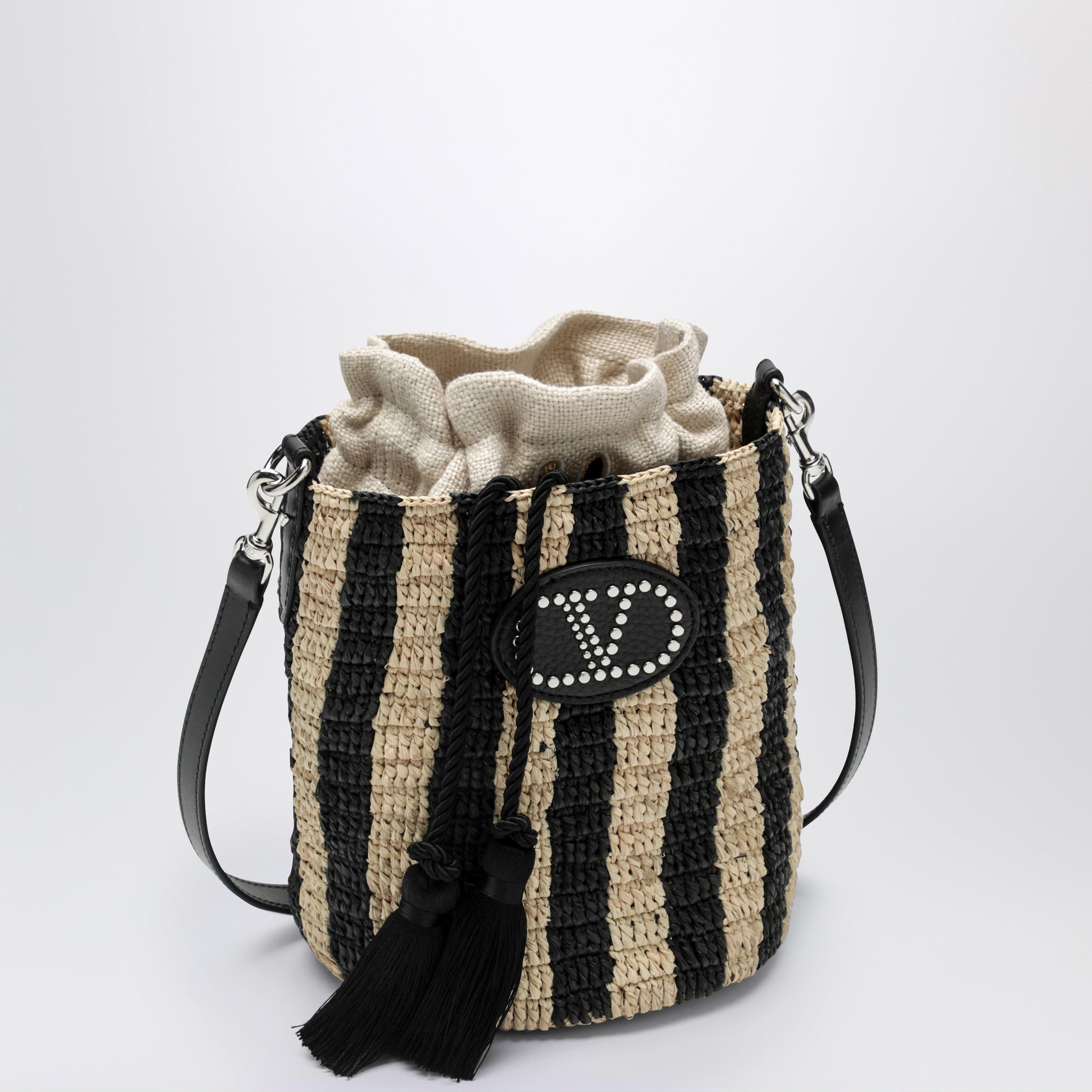 Kleine Bucket-Bag aus Raffia mit beige- und schwarzen Streifen