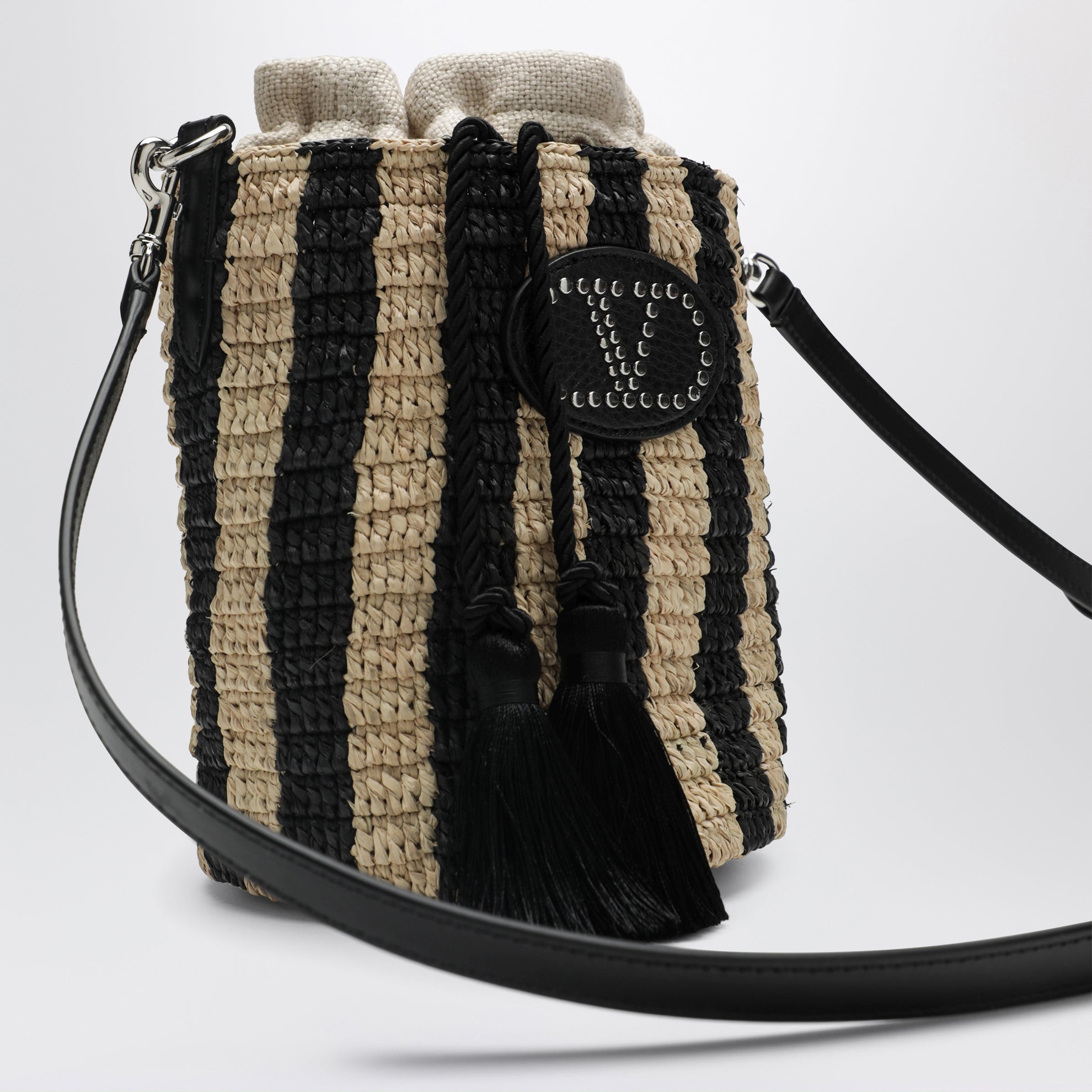 Kleine Bucket-Bag aus Raffia mit beige- und schwarzen Streifen