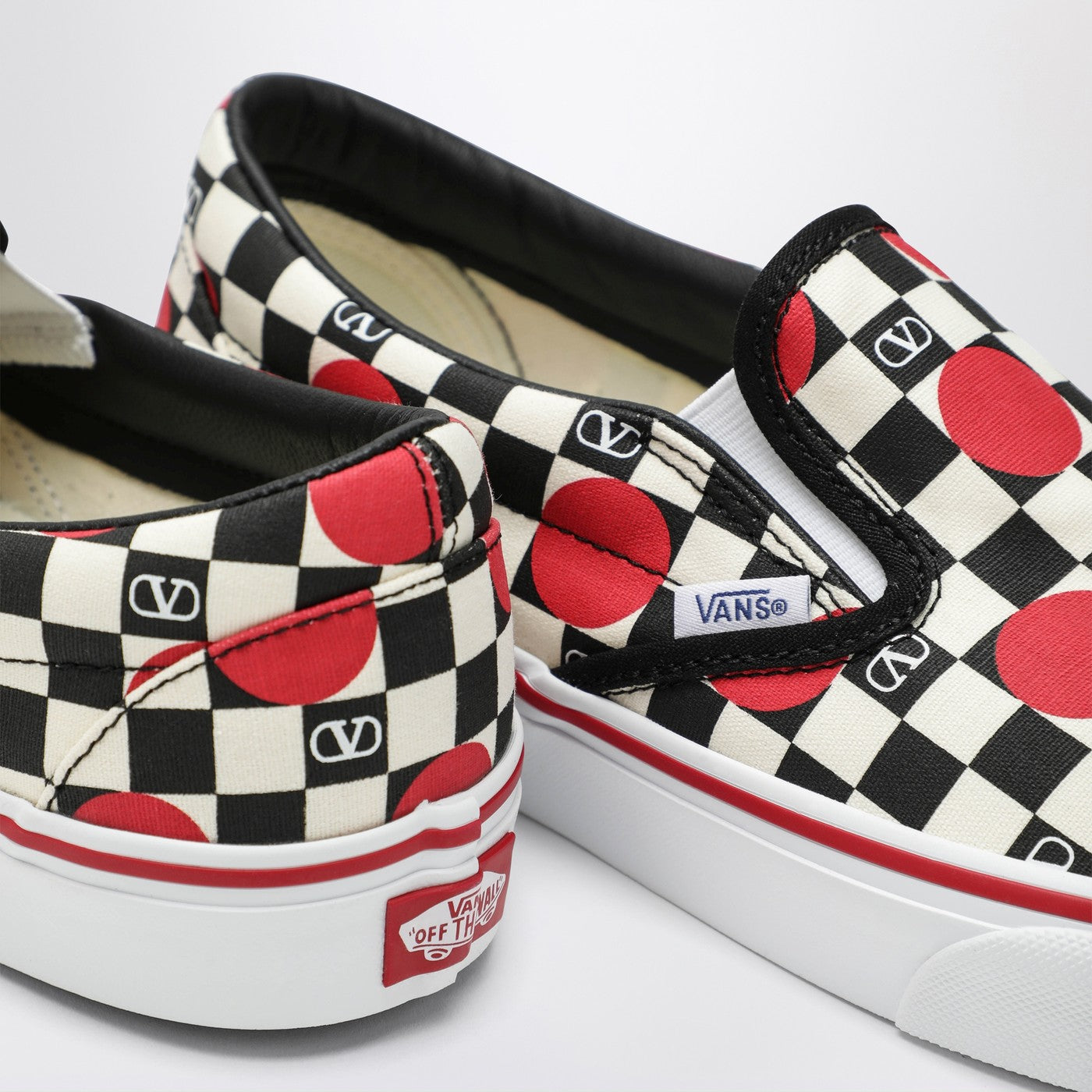 Sneaker Slip-On nera/rossa con stampa VLogo Checkerboard e dettaglio pois
