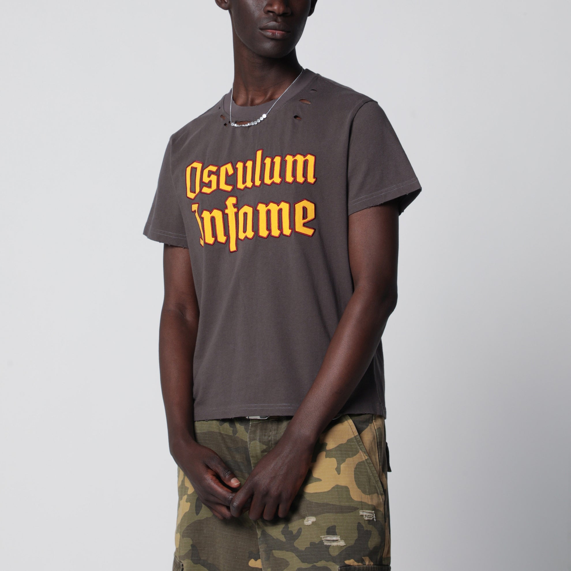 Ausgewaschenes graues Distressed Osculum Infame T-Shirt