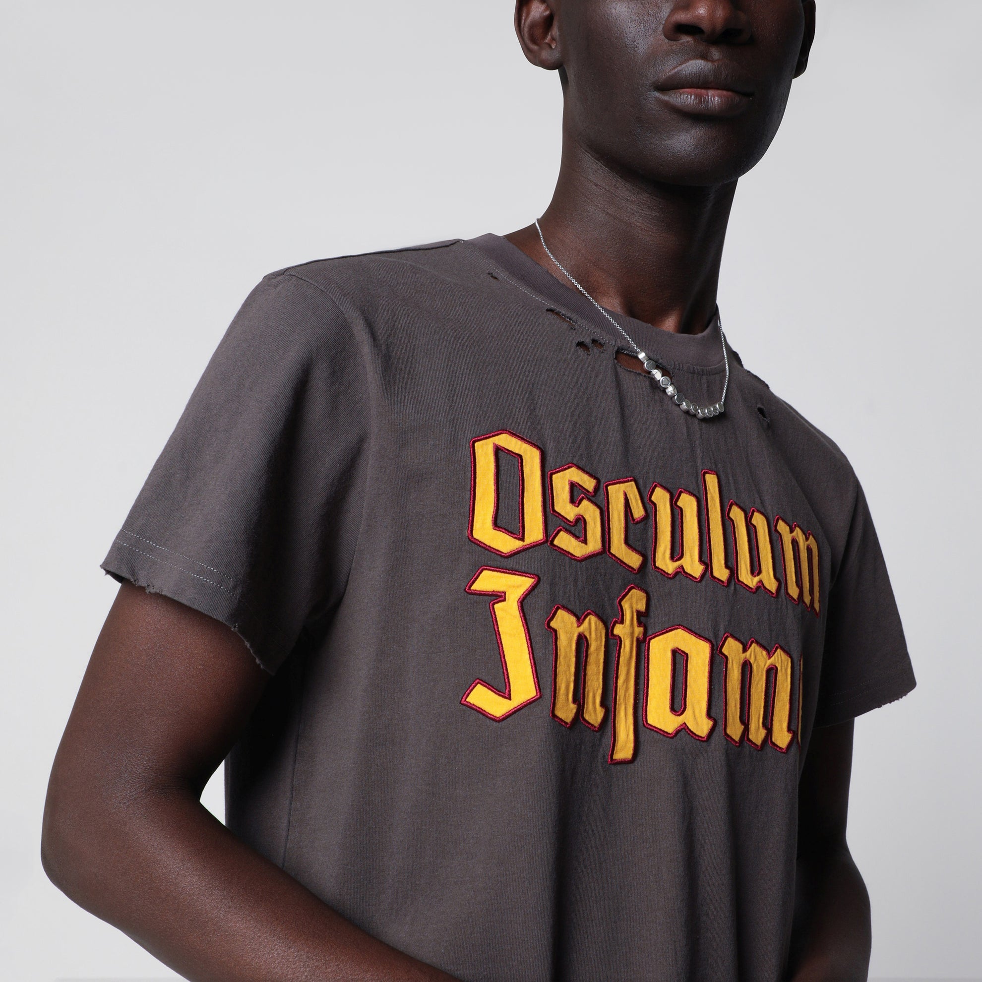 Ausgewaschenes graues Distressed Osculum Infame T-Shirt