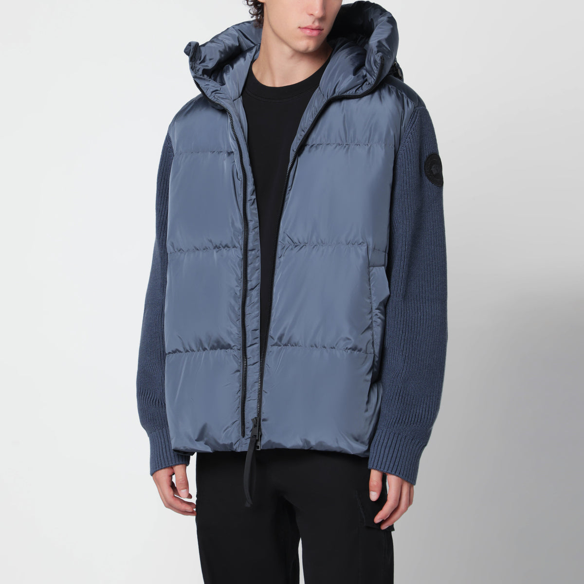 Graublaue Daunenjacke mit Wollärmeln