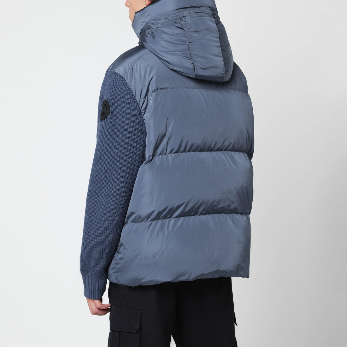 Graublaue Daunenjacke mit Wollärmeln
