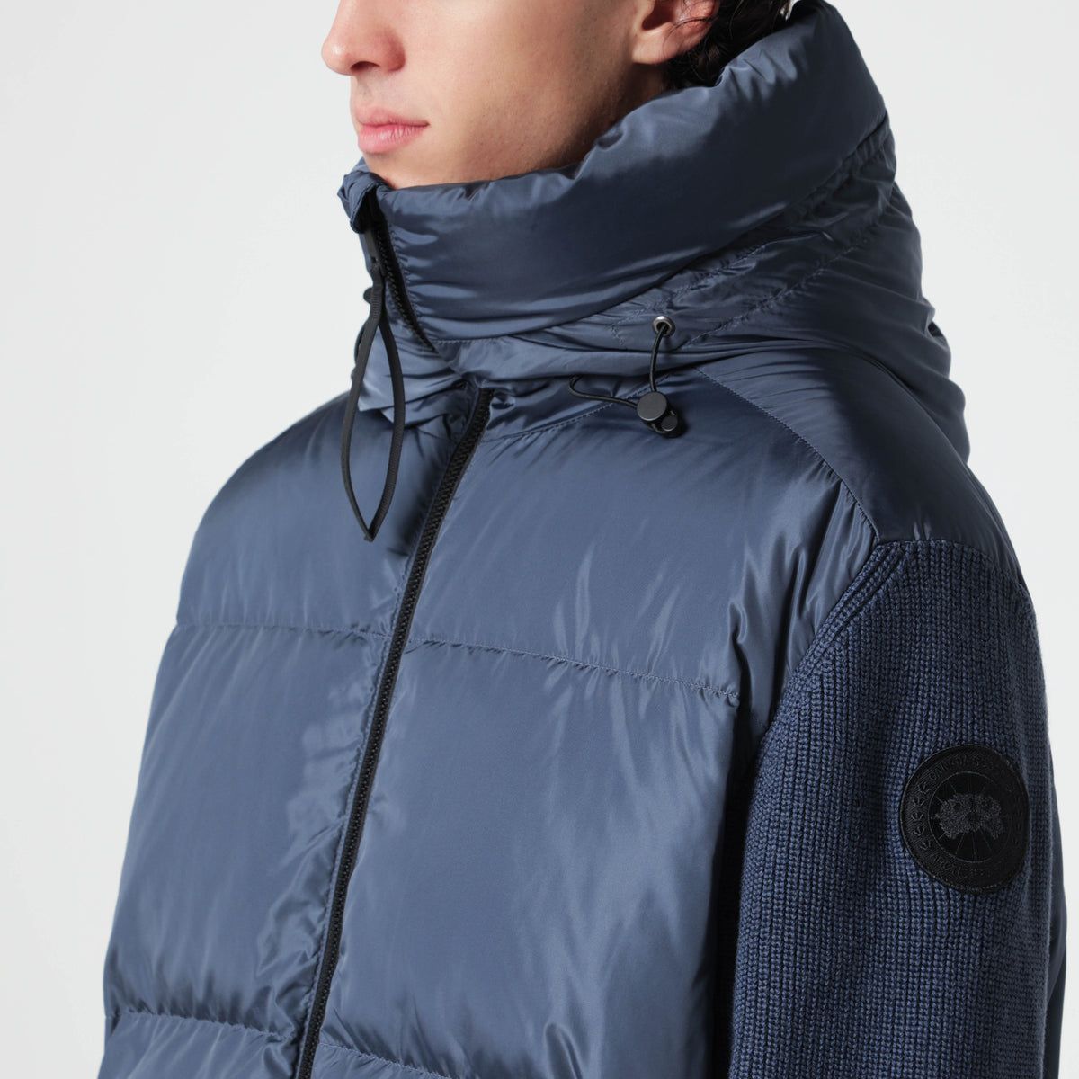 Graublaue Daunenjacke mit Wollärmeln