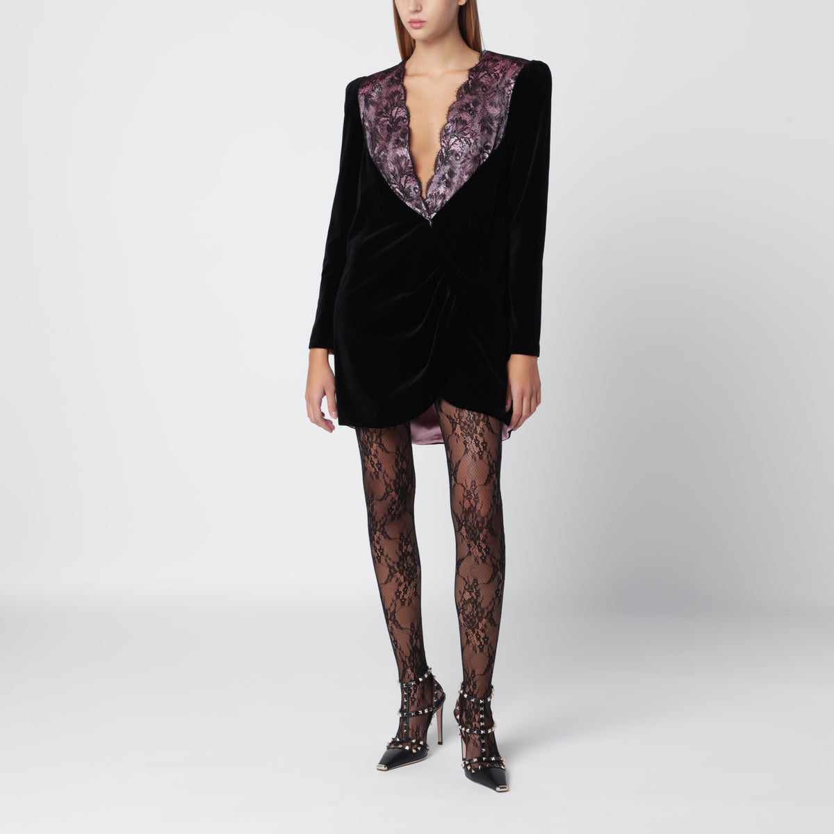 Kurzes schwarzes Samtkleid mit Spitze