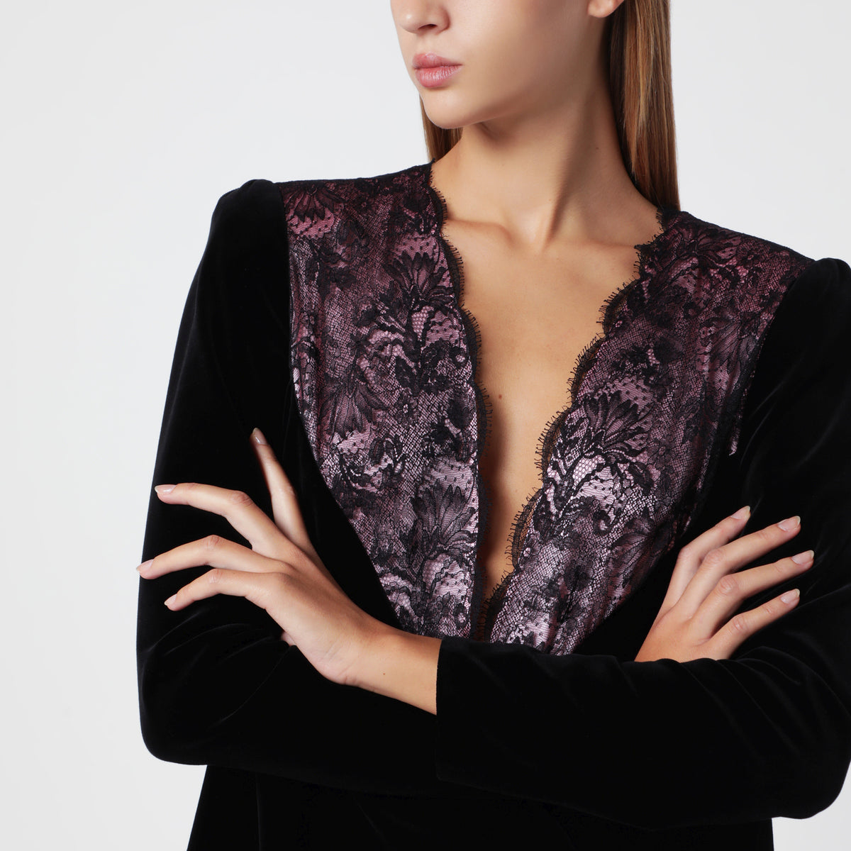 Kurzes schwarzes Samtkleid mit Spitze