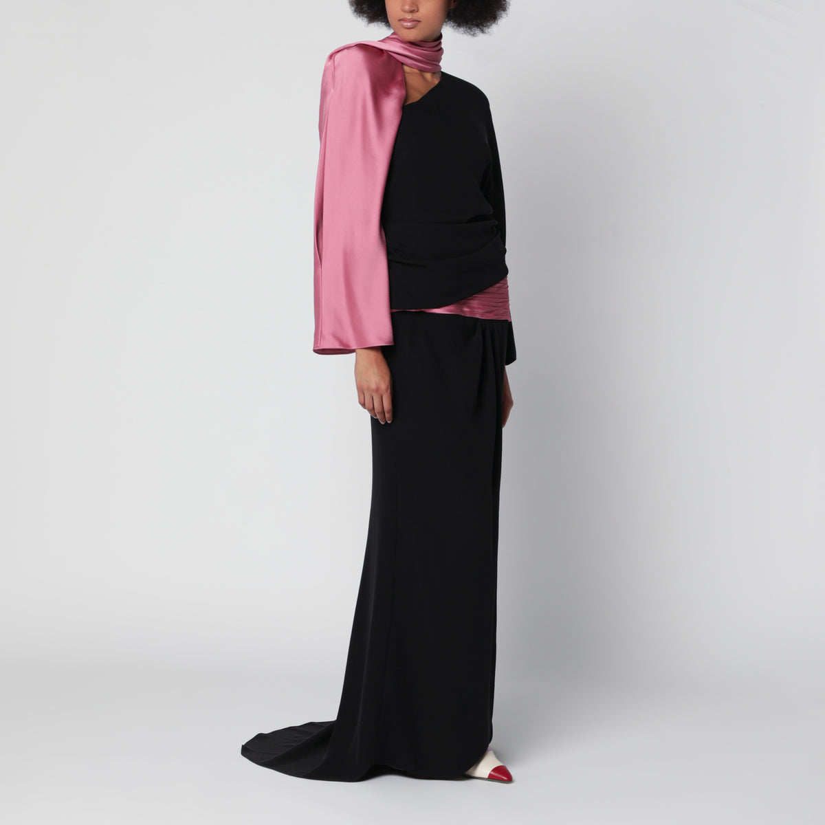 Robe longue noire en soie avec drapé rose