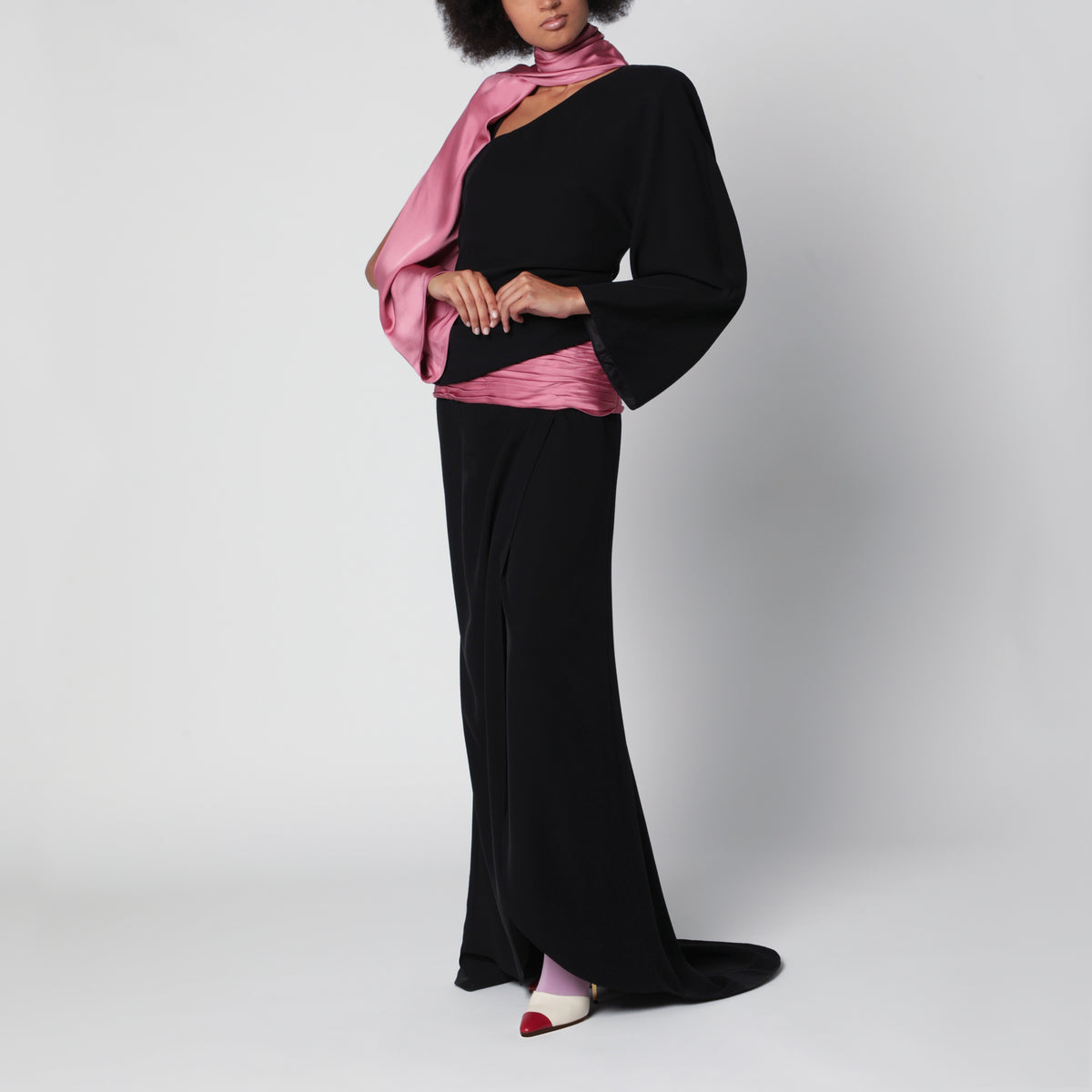 Robe longue noire en soie avec drapé rose