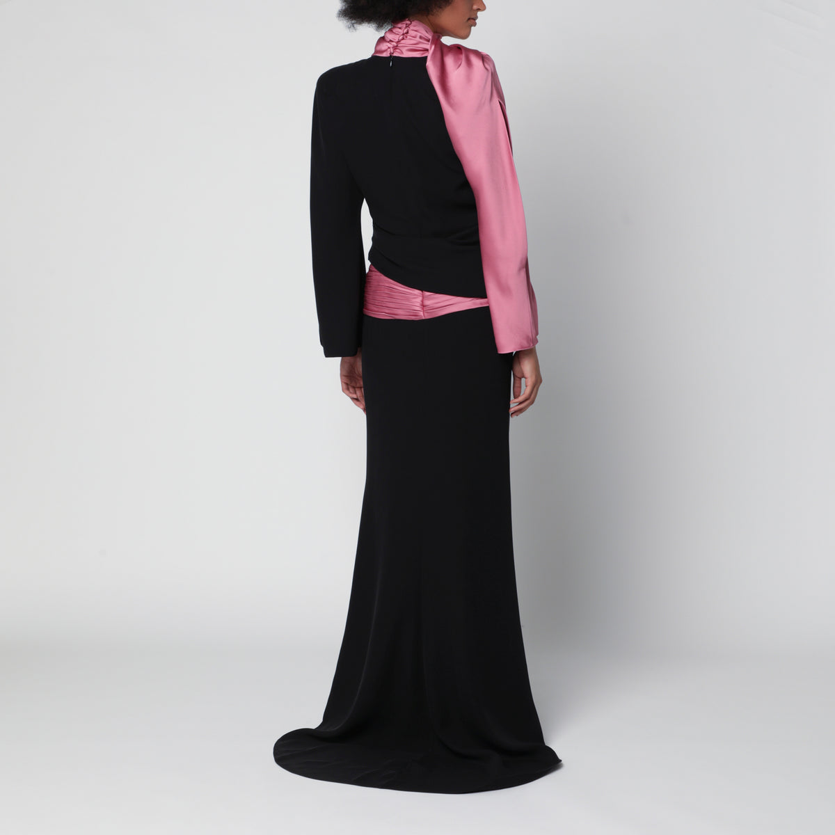Robe longue noire en soie avec drapé rose