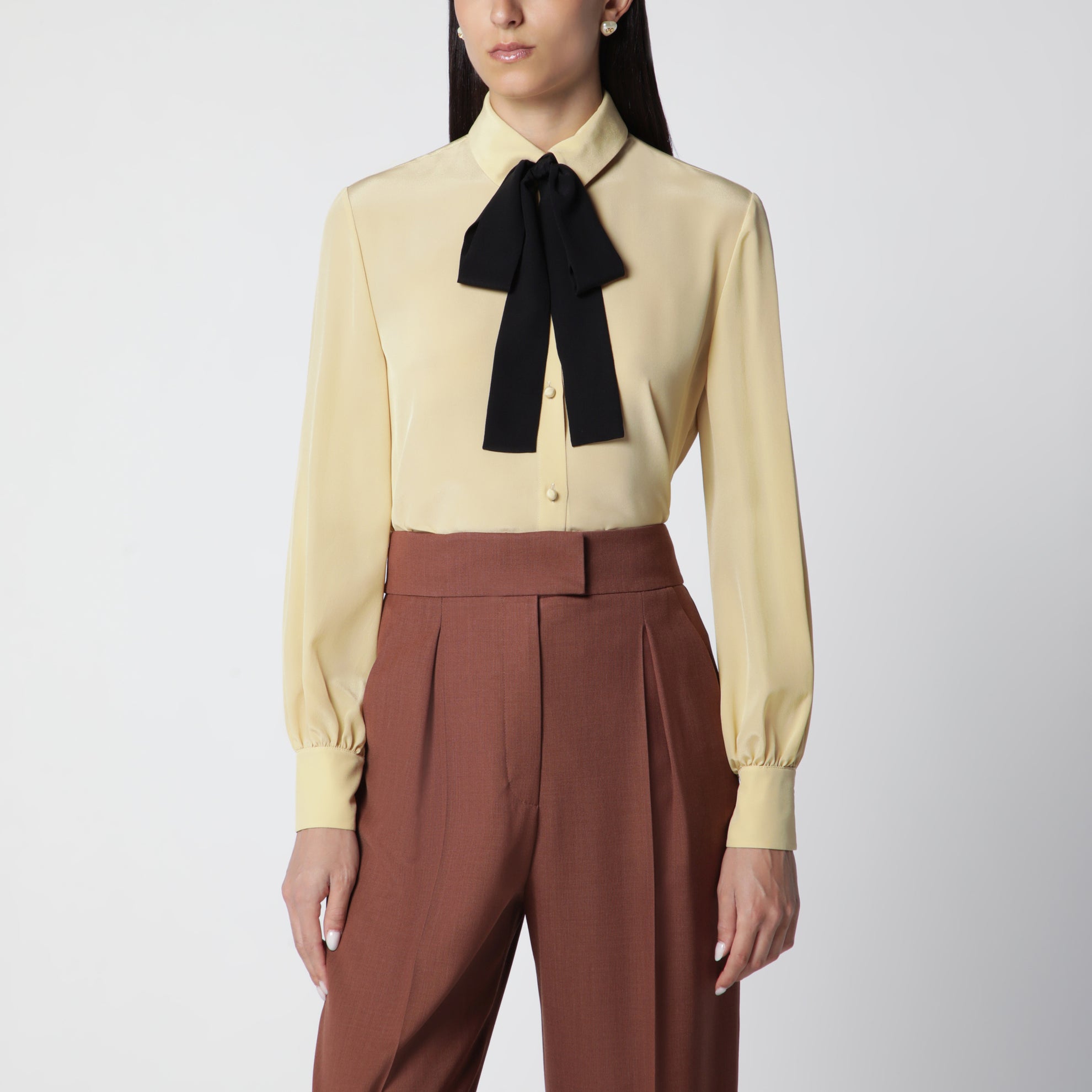 Hellbeige Seidenbluse mit Schleife