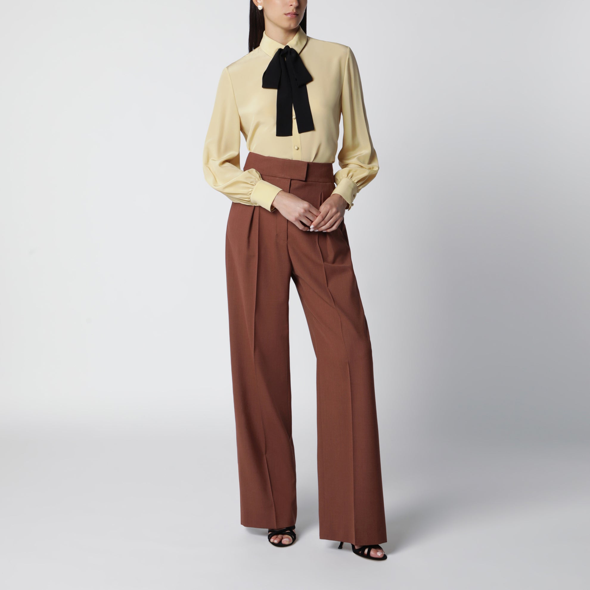 Hellbeige Seidenbluse mit Schleife
