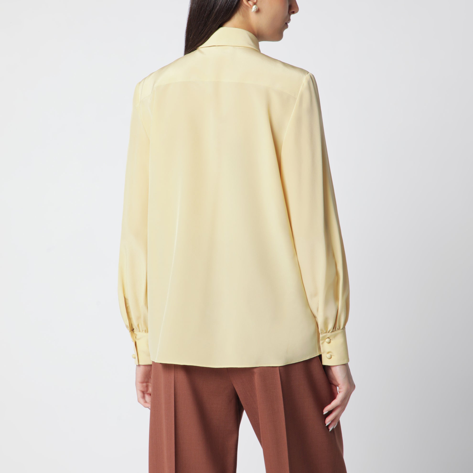 Hellbeige Seidenbluse mit Schleife