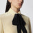 Hellbeige Seidenbluse mit Schleife