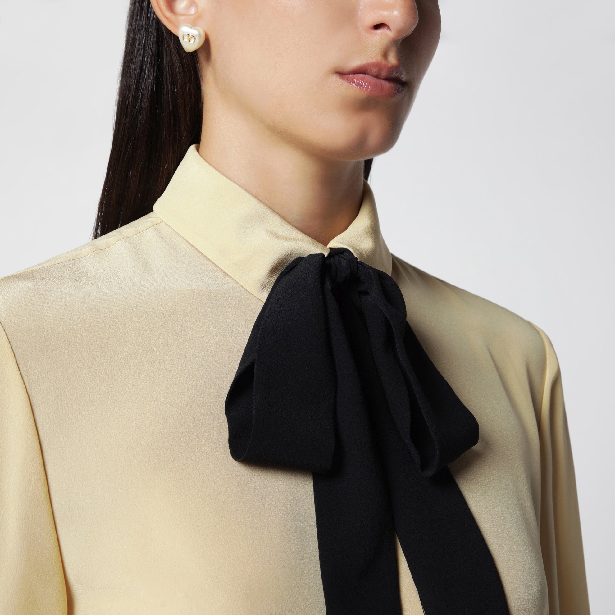 Hellbeige Seidenbluse mit Schleife