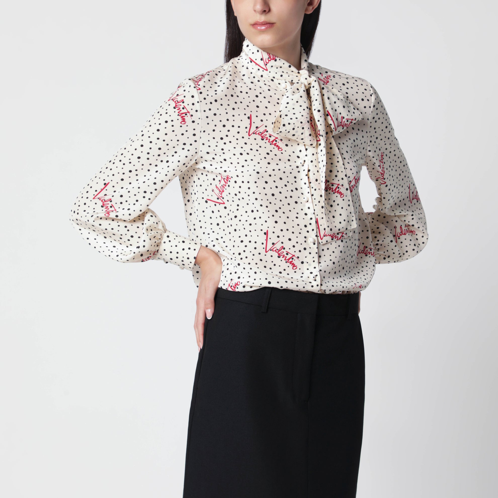Vanillefarbene Seidenbluse mit Logoprint
