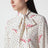 Vanillefarbene Seidenbluse mit Logoprint