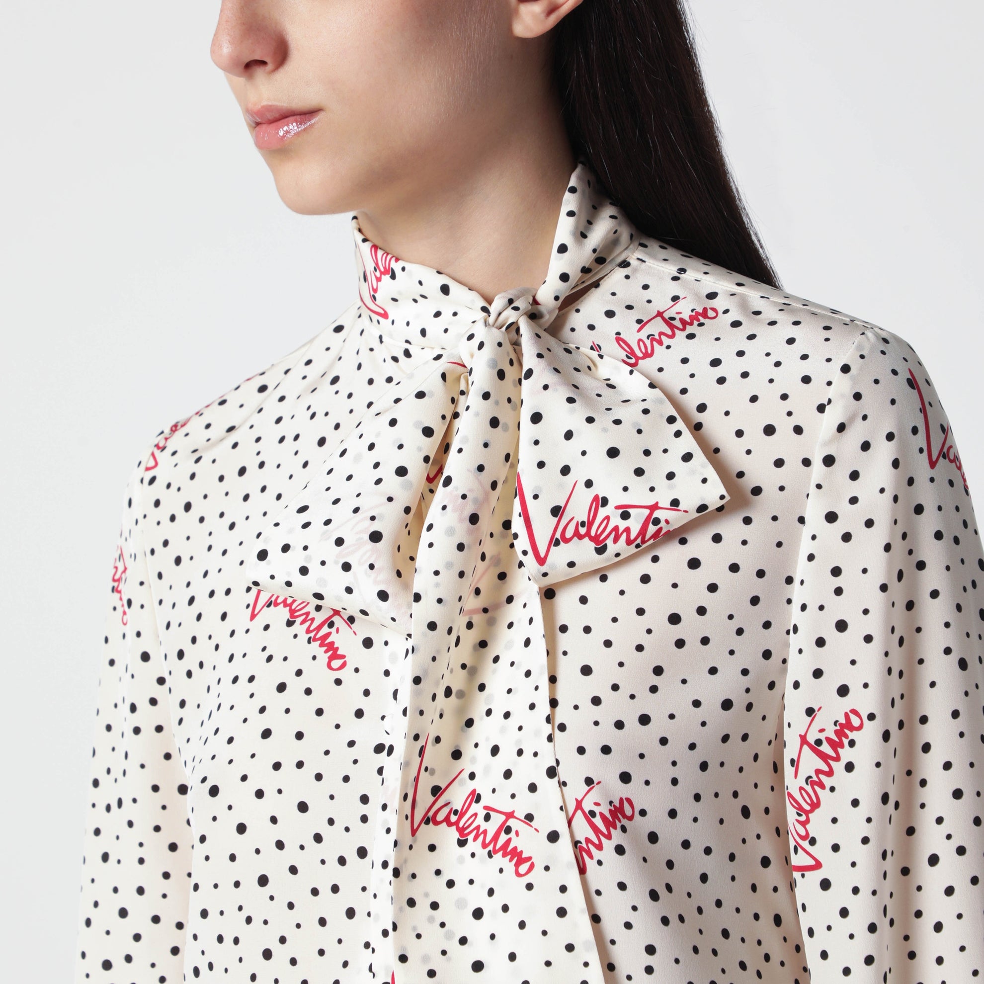 Vanillefarbene Seidenbluse mit Logoprint