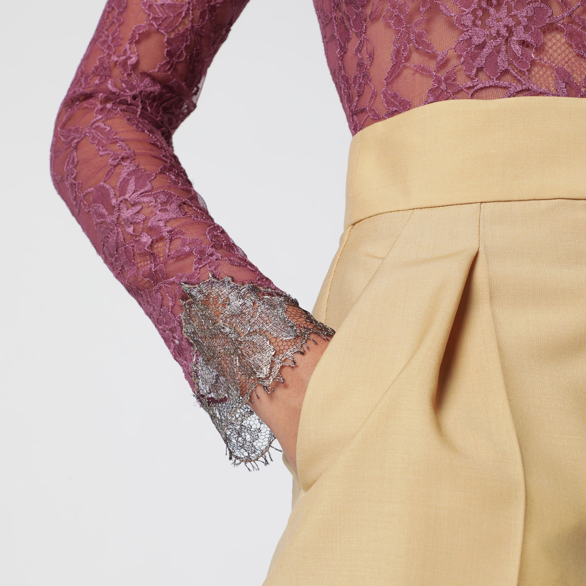 Body in pizzo bordeaux con polsi a contrasto