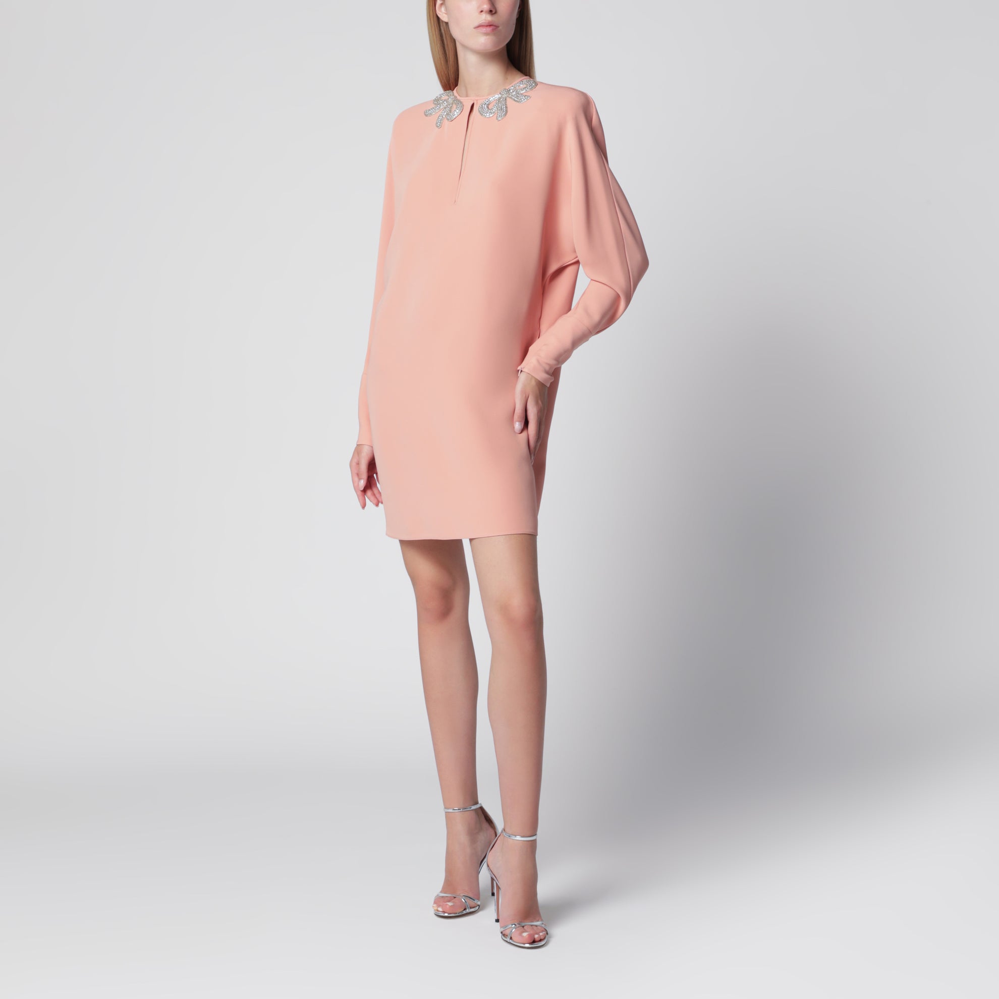 Robe courte en soie rose avec nœuds brodés