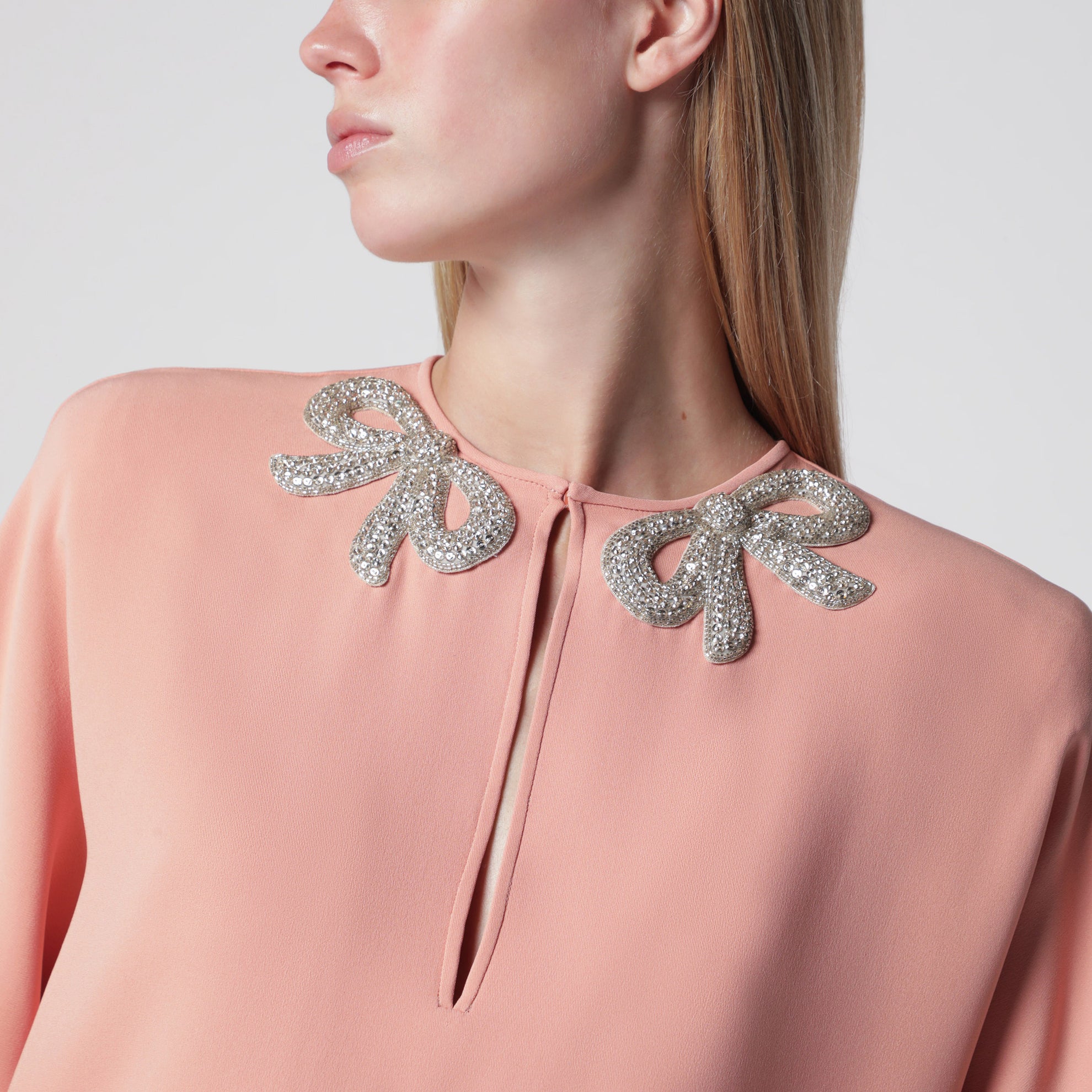 Robe courte en soie rose avec nœuds brodés