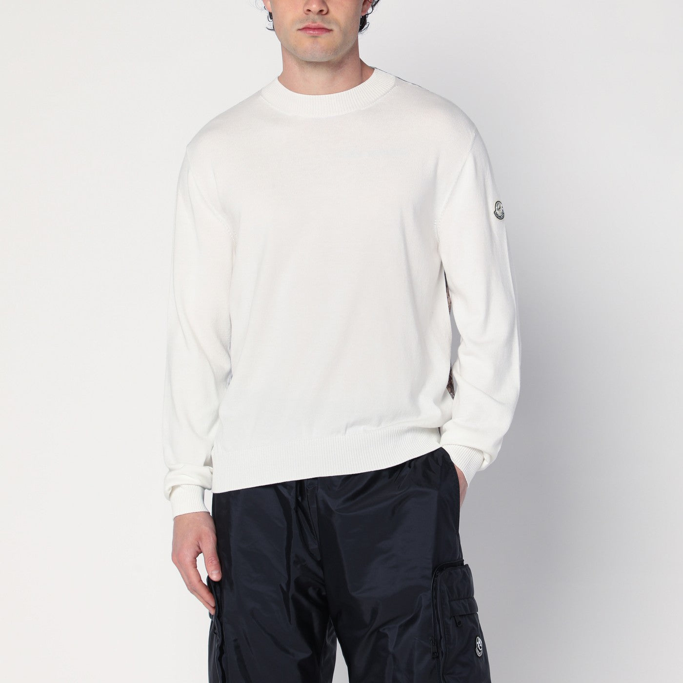 Pull blanc avec impression du logo